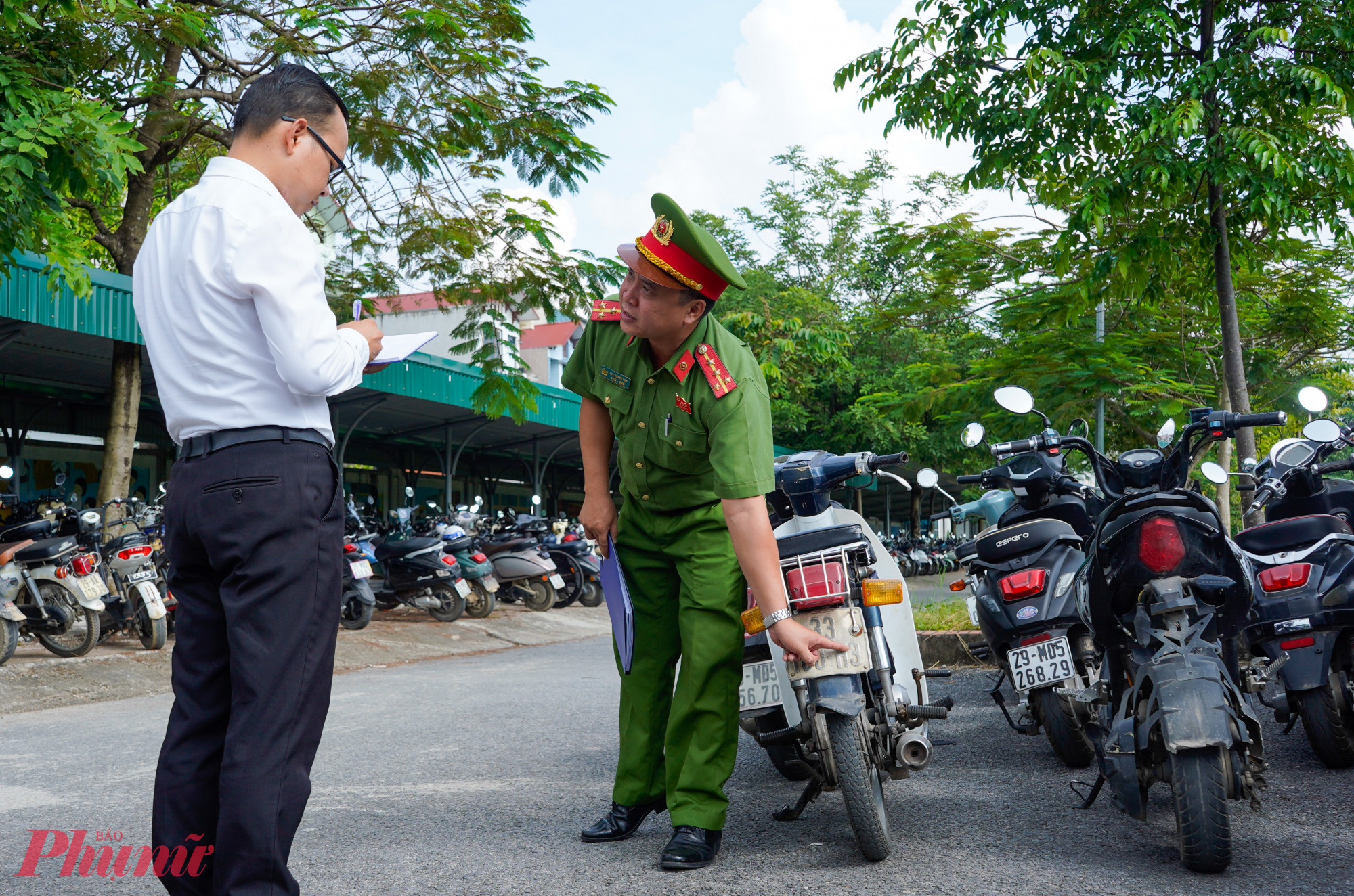 đại diện Trường THPT Chuyên Sơn Tây cho biết: Nhà trường đã có quy định cấm học sinh điều khiển xe trên 50cm$^3$ khi chưa có giấy phép lái xe. Những trường hợp này, chúng tôi sẽ mời phụ huynh lên làm việc, yêu cầu cam kết không để con em tái phạm. Đồng thời, nhà trường sẽ rà soát lại quy trình quản lý bãi xe để tránh những sự việc tương tự.