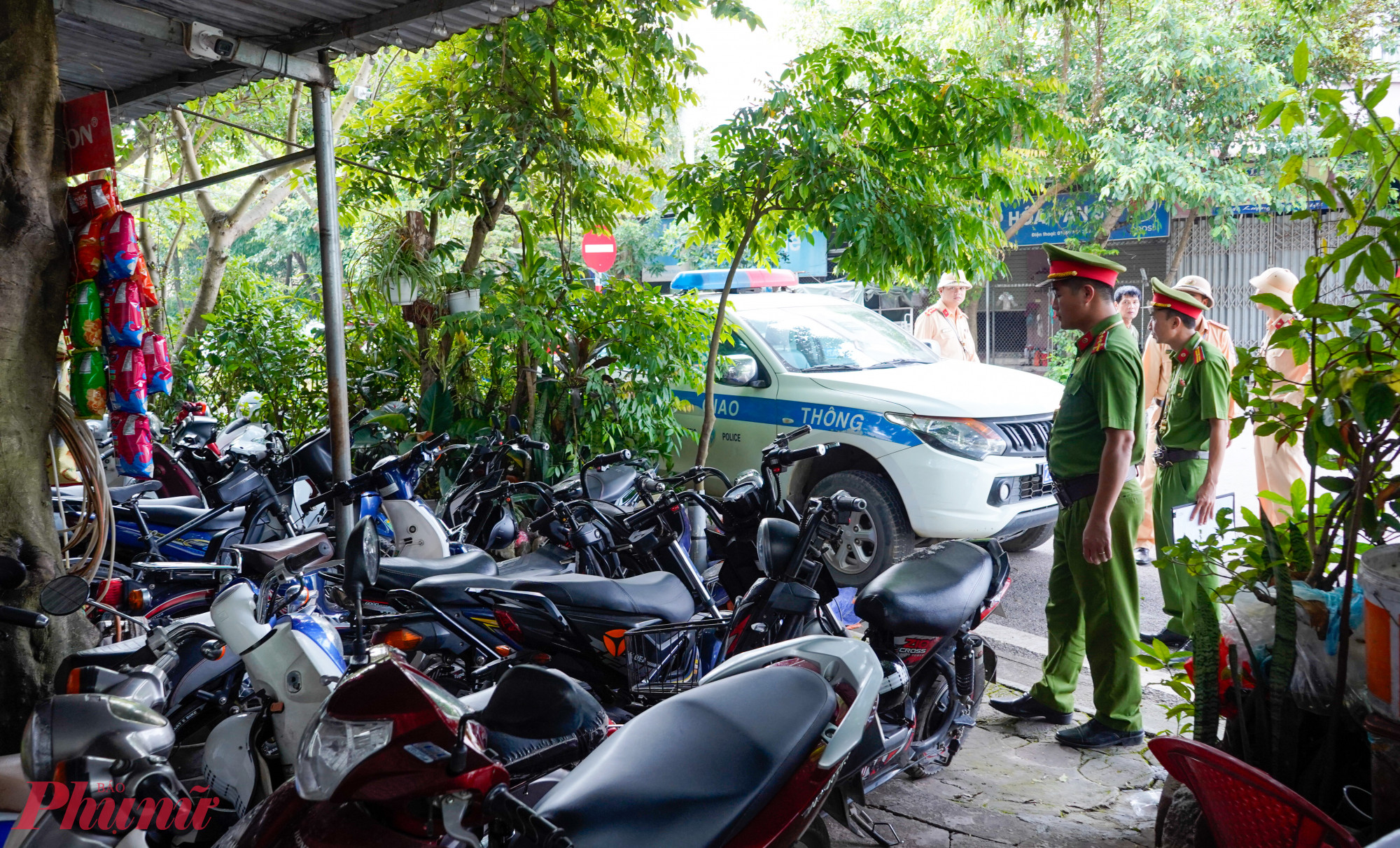 Quá trình kiểm tra, lực lượng chức năng phát hiện hơn 30 phương tiện là xe máy và xe máy điện đang được trông giữ. Làm việc với tổ công tác, những người trông giữ xe tại đây thừa nhận không có giấy phép kinh doanh và cho biết những chiếc xe này là của học sinh Trường Hữu Nghị 80, cách đó khoảng vài trăm mét.
