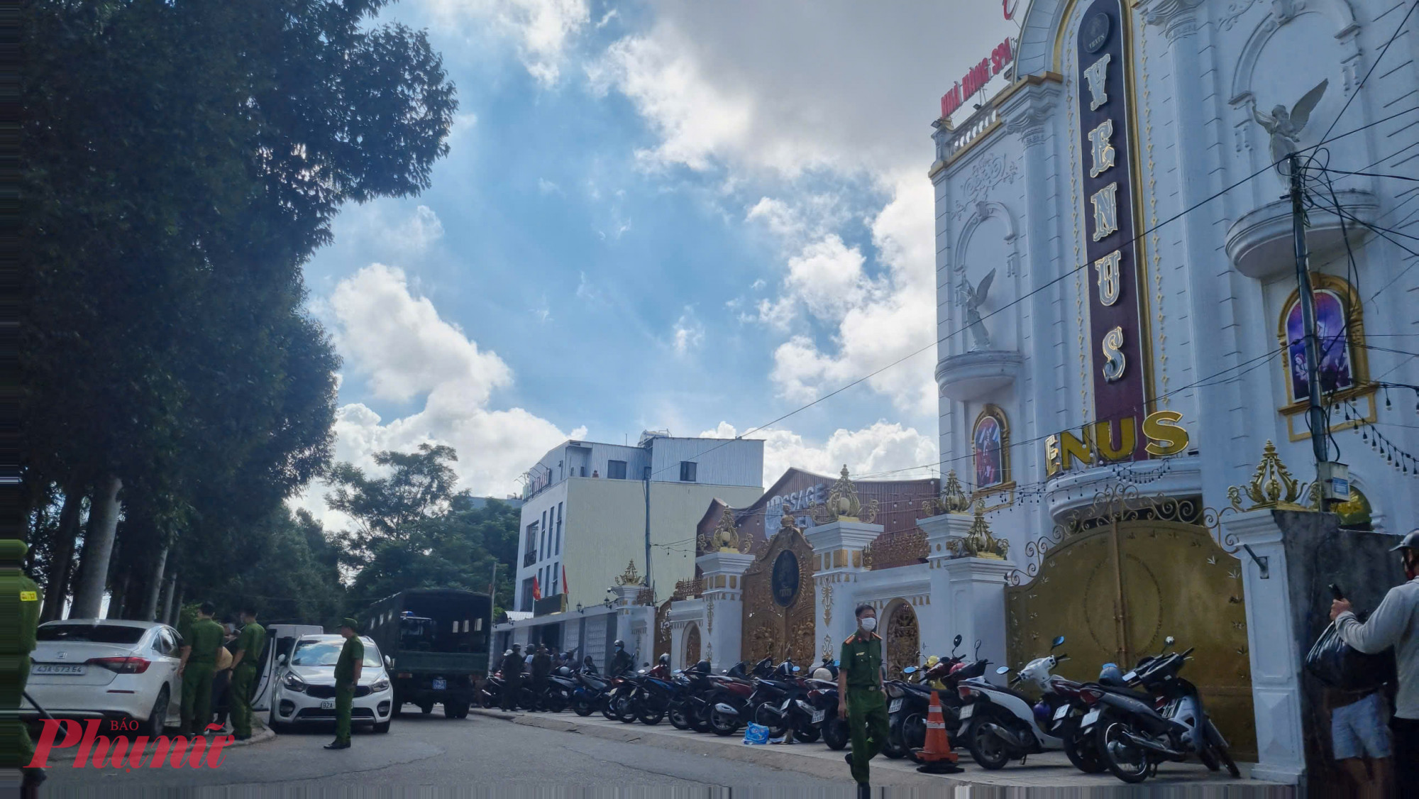 Cảnh sát có mặt phong toả bên ngoài