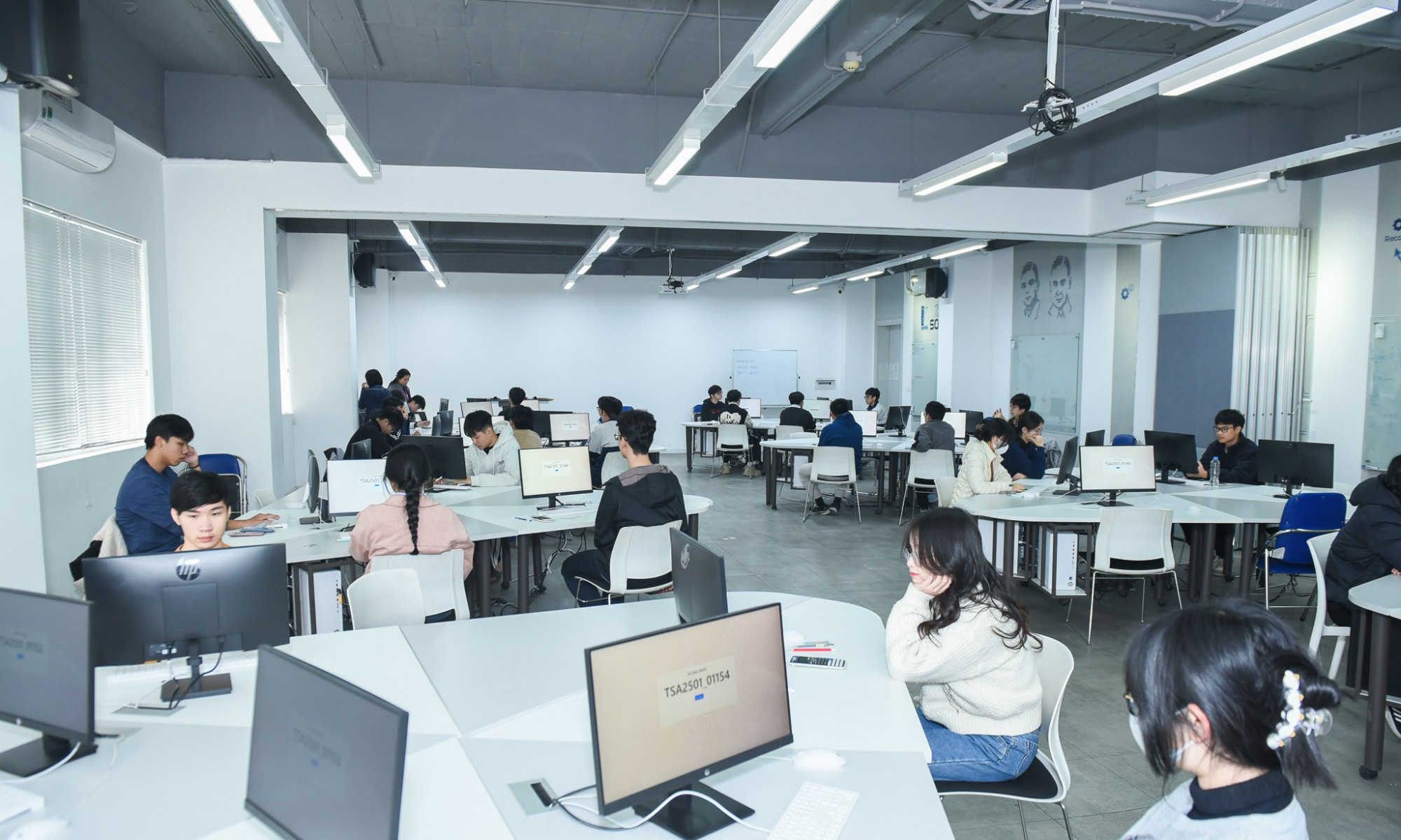Thí sinh tham dự kỳ thi đánh giá tư duy năm 2025 của ĐH Bách khoa Hà Nội. Ảnh: HUST