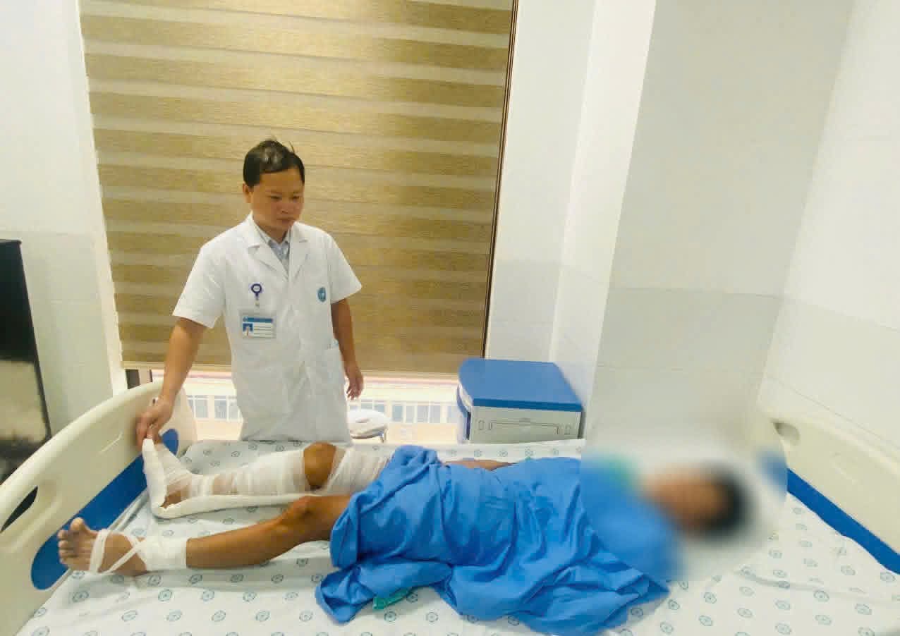 Nam sinh được kịp thời ghép nối, bảo tồn chân sau tai nạn - ảnh: Bệnh viện cung cấp