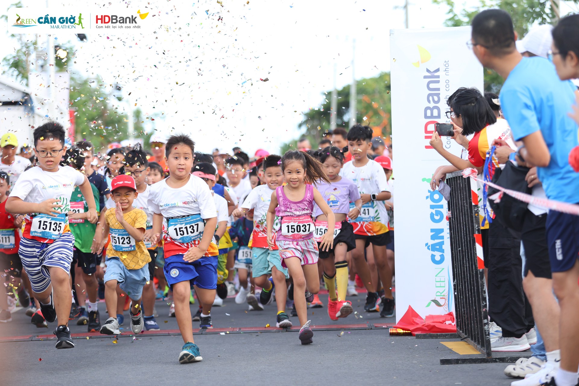 Các runners “nhí” hào hứng bứt tốc ngay khi tiếng còi xuất phát cất lên - Ảnh: HDBank