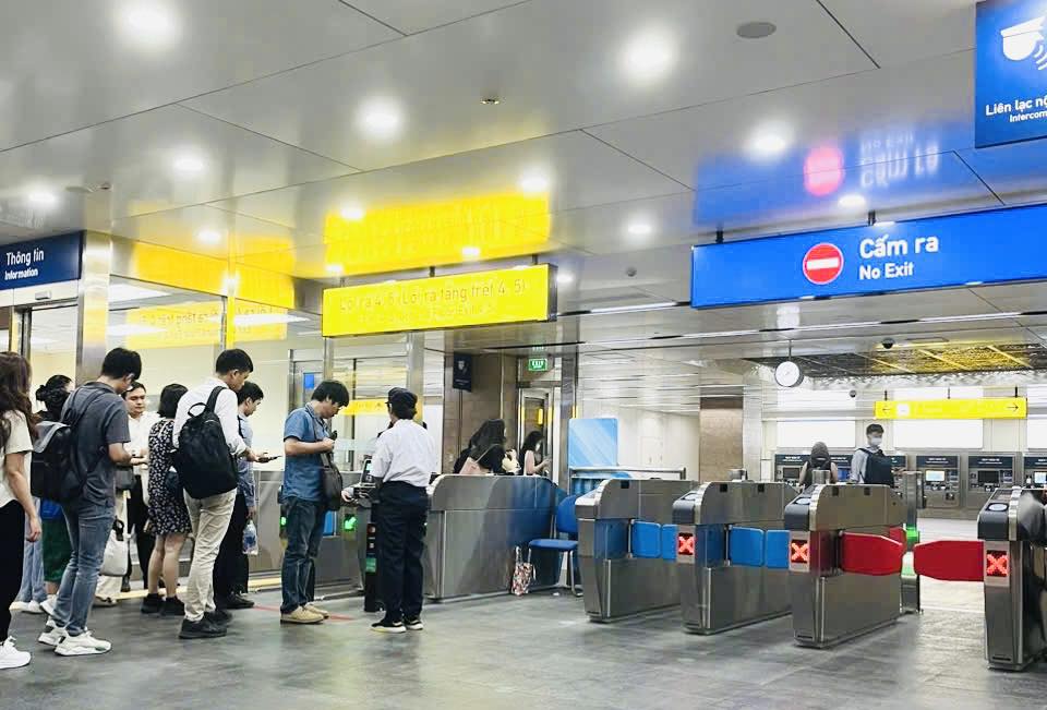 Hành khách đi tàu metro số 1 TPHCM. Ảnh 