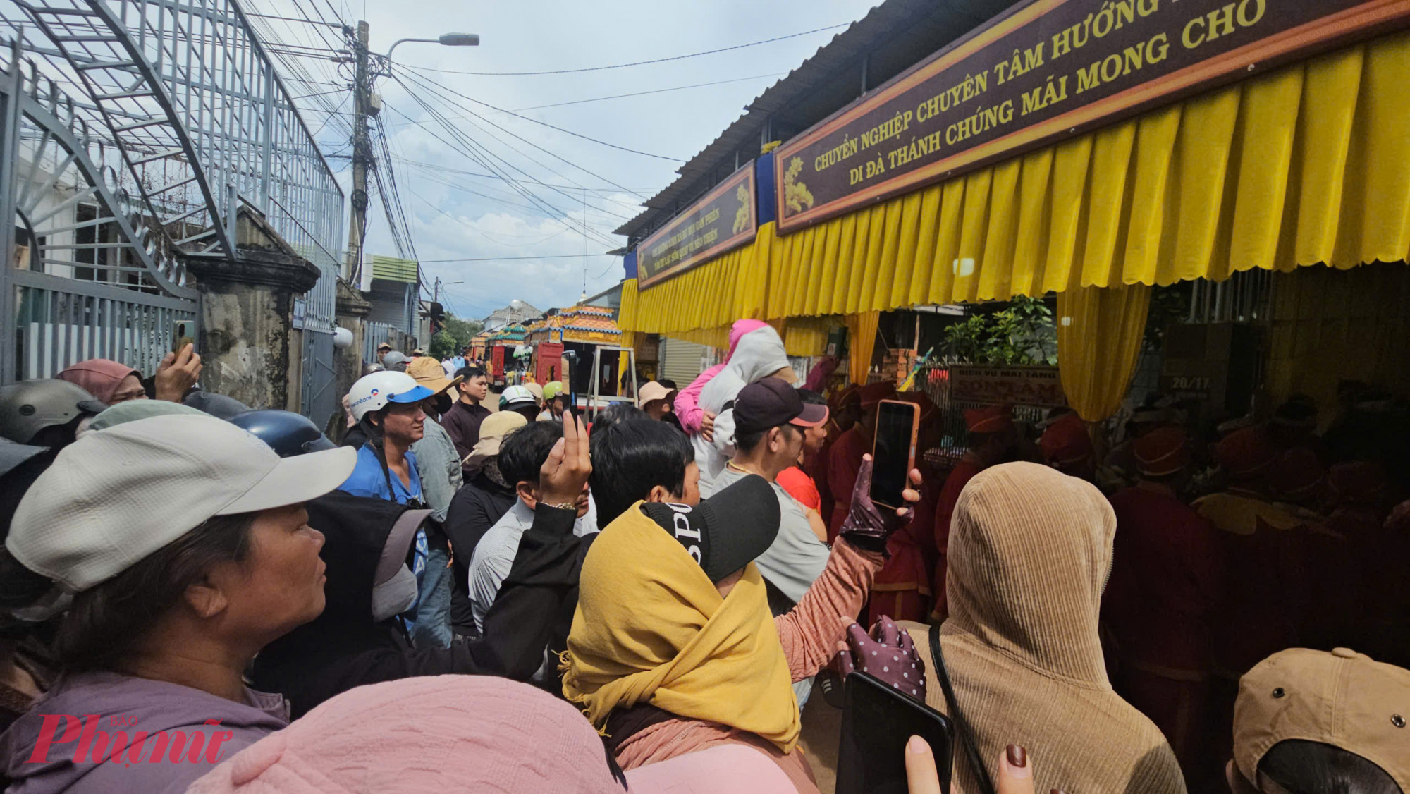 Hàng trăm người dân, từ khắp nơi lặng lẽ tìm về, cùng người thân và chính quyền địa phương, đưa tiễn 3 nạn nhân xấu số trong vụ thảm án rúng động những ngày qua về nơi an nghỉ cuối cùng.