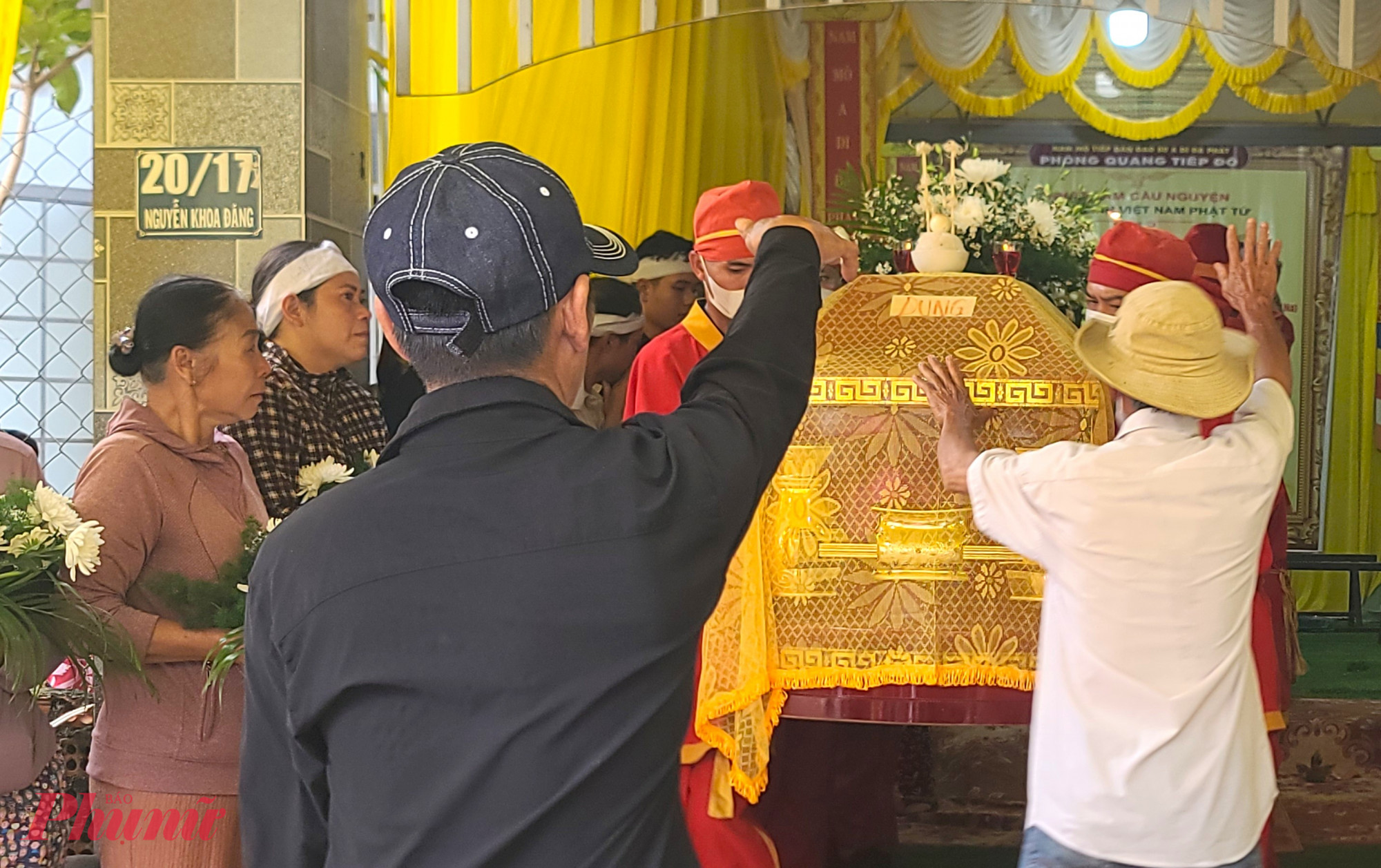 Đúng 2g chiều 15/9, khi 3 chiếc quan tài lần lượt được đưa ra khỏi căn nhà nhỏ, những người có mặt như nghẹn lại. Những tiếc nấc nghẹn của người thân, hàng xóm  khiến nhiều người chứng kiến cũng không kìm được nước mắt. 