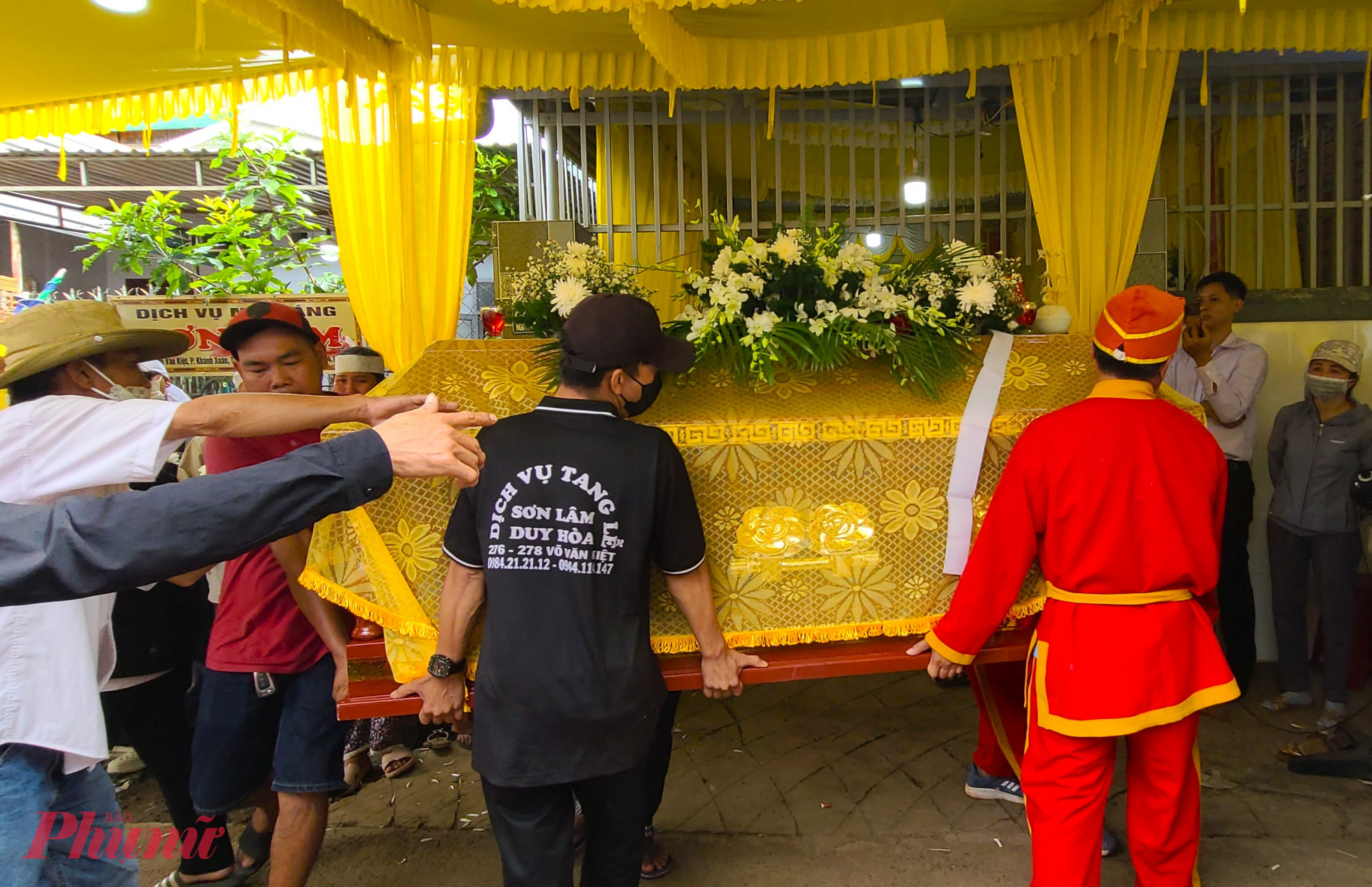 Nghi thức di quan diễn ra trong sự tiếc thương vô hạn.