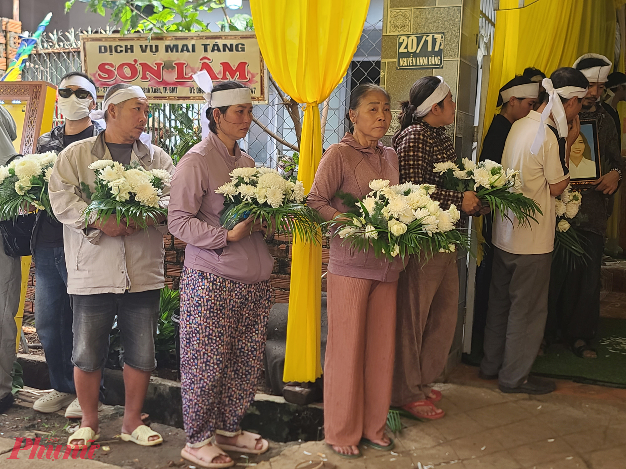 Những ánh mắt đỏ hoe, khuôn mặt nhòe lệ của người thân, láng giềng như khắc sâu nỗi xót xa trước sự ra đi quá đau đớn của 3 mẹ con bà T.T.D. (sinh năm 1971, trú tại phường Thành Nhất, tỉnh Đắk lắk), anh B.H.N. (sinh năm 2002, con trai bà D.), chị N.T.K.H. (sinh năm 1992, con gái bà D.) – các nạn nhân của vụ thảm án. 