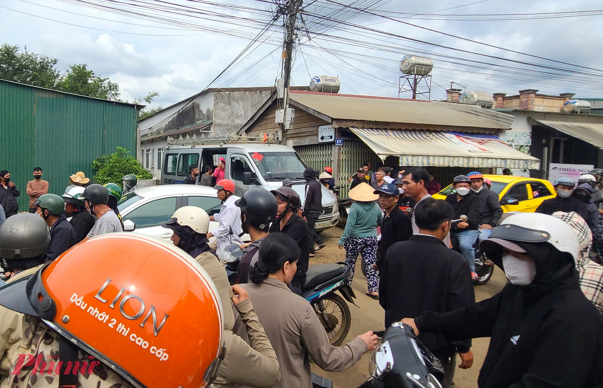 dòng người vẫn tiếp tục đổ về mỗi lúc một đông. Họ là bà con, là bạn bè, có người chẳng quen biết nhưng nghe tin dữ cũng tìm đến chắp tay, cúi đầu tiễn đưa 3 phận đời bạc mệnh.
