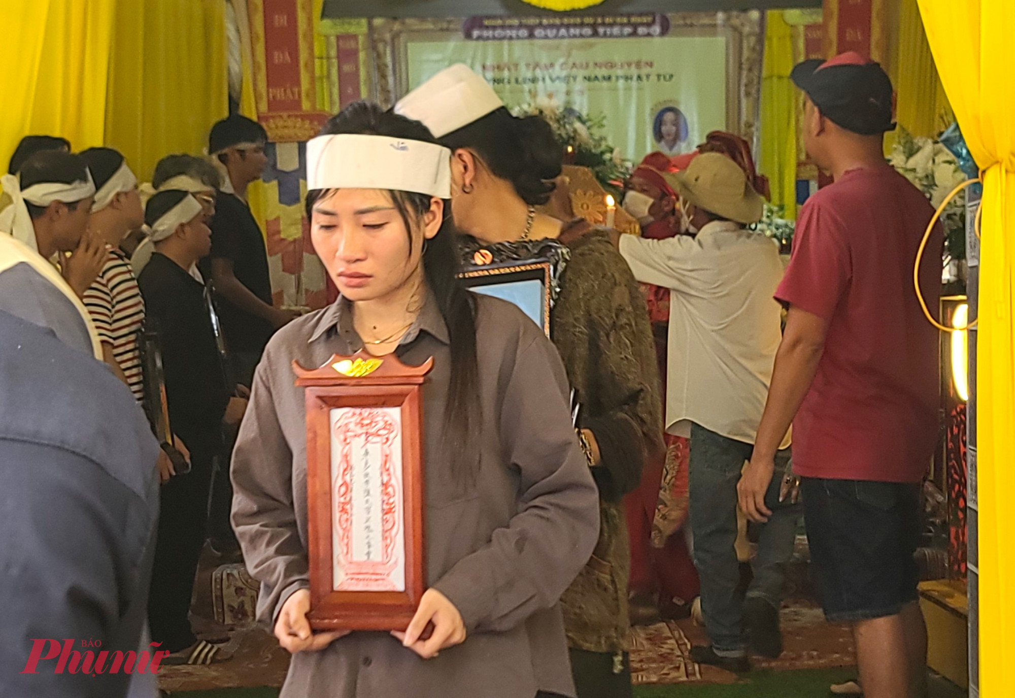 Người thân không kìm nén được nỗi đau, nước mắt cứ lăn dài trên má.