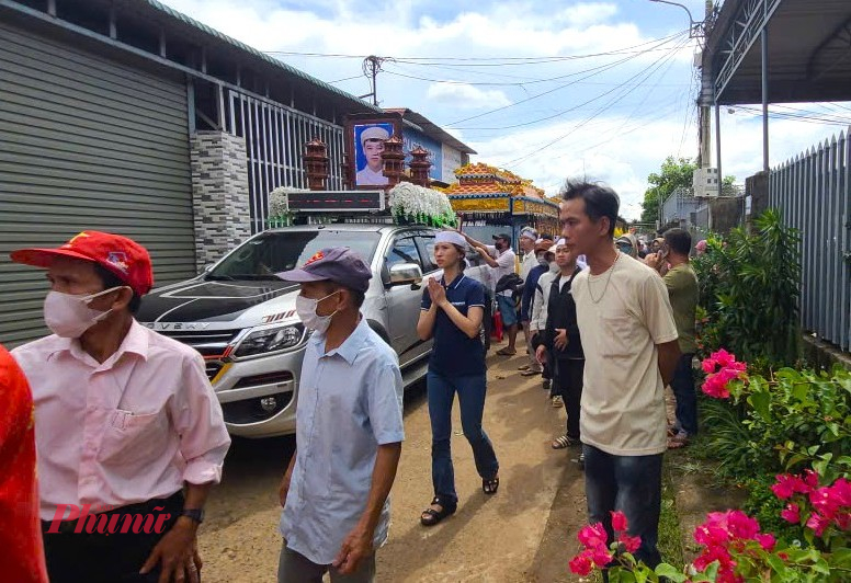  Những đôi tay chắp nguyện mong linh hồn các nạn nhân sớm siêu thoát, an yên nơi chín suối.