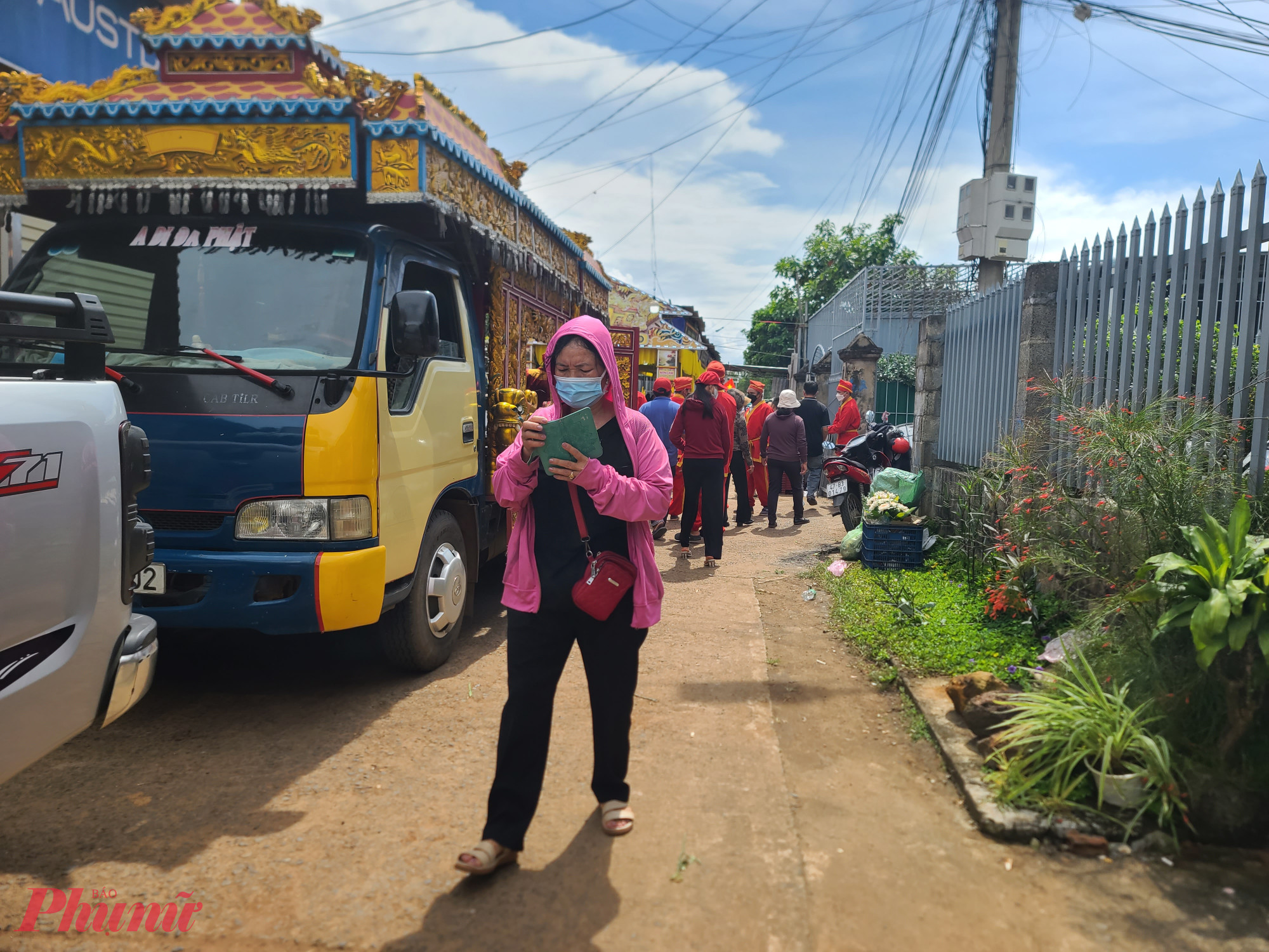 Chiều 15/9, con hẻm nhỏ số 20 đường Nguyễn Khoa Đăng (phường Thành Nhất, tỉnh Đắk Lắk) chật kín bước chân. 