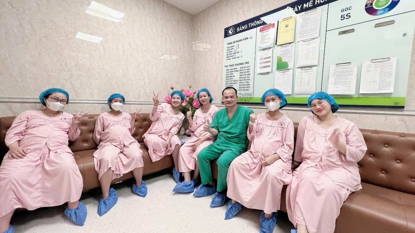 Bác sĩ Lê Duy Toàn đang tư vấn phương án điều trị cho bệnh nhân tại phòng khám - Ảnh: Phòng khám SPK BS Lê Duy Toàn