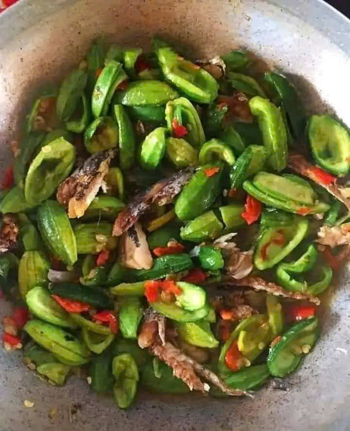 Poh pang xào cá nục là món ăn yêu thích của đồng bào Ê đê ở Tây Nguyên. Ảnh: Cỏ Thi