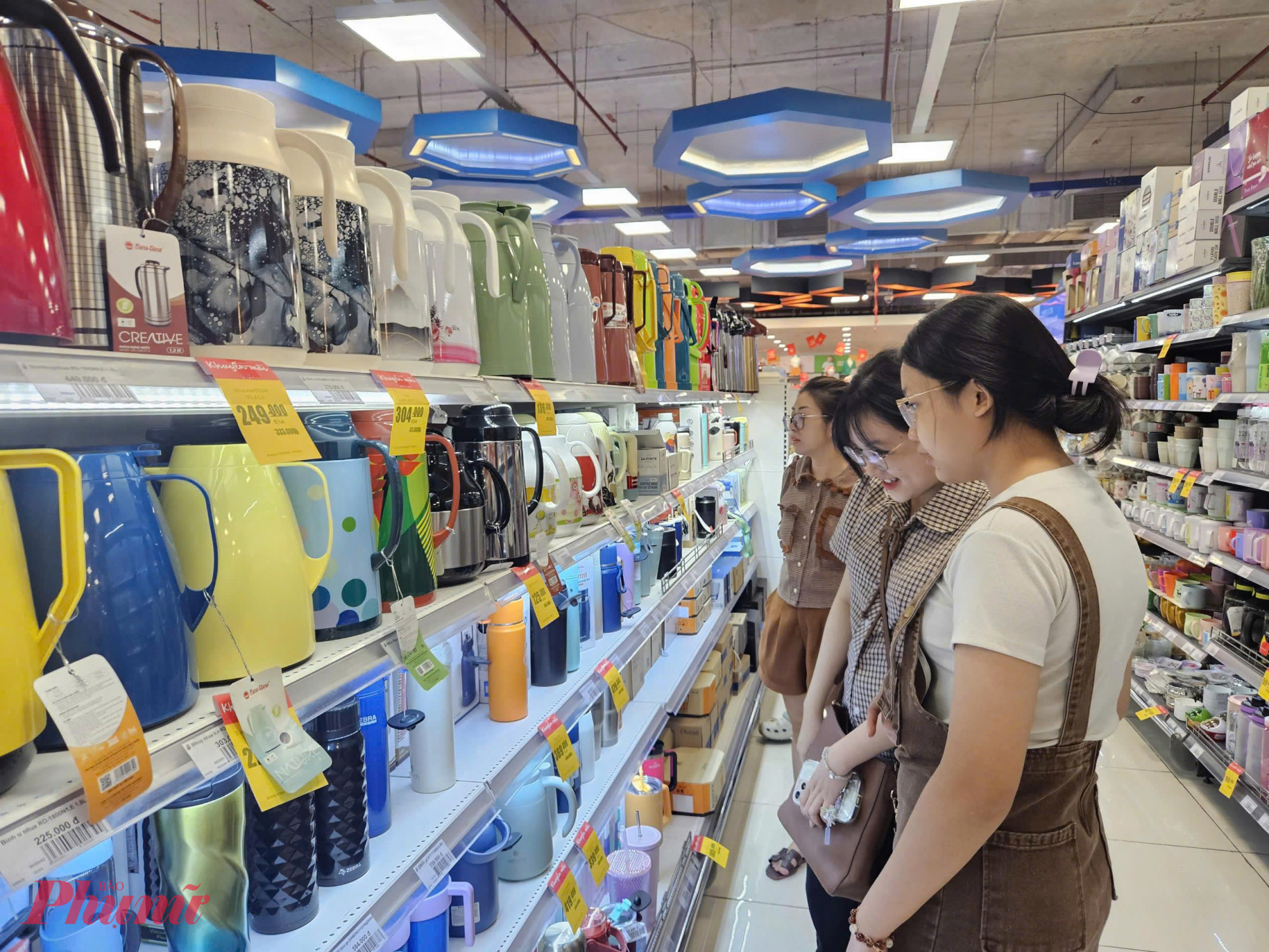 Nhiều mặt hàng gia dụng trên thị trường hiện vẫn chủ yếu là hàng nhập khẩu. Ảnh: Mai Ca 