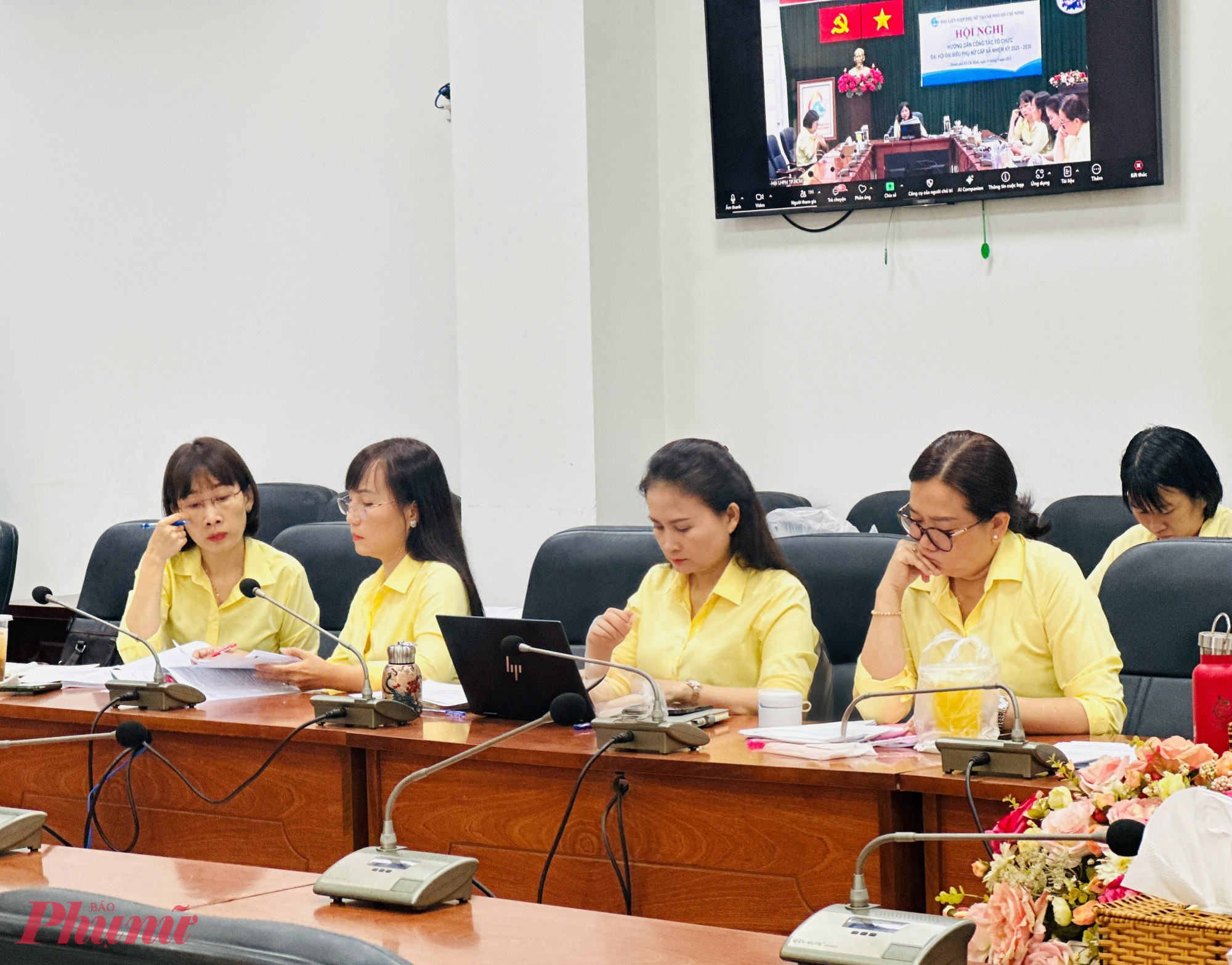 Các đại biểu làm việc