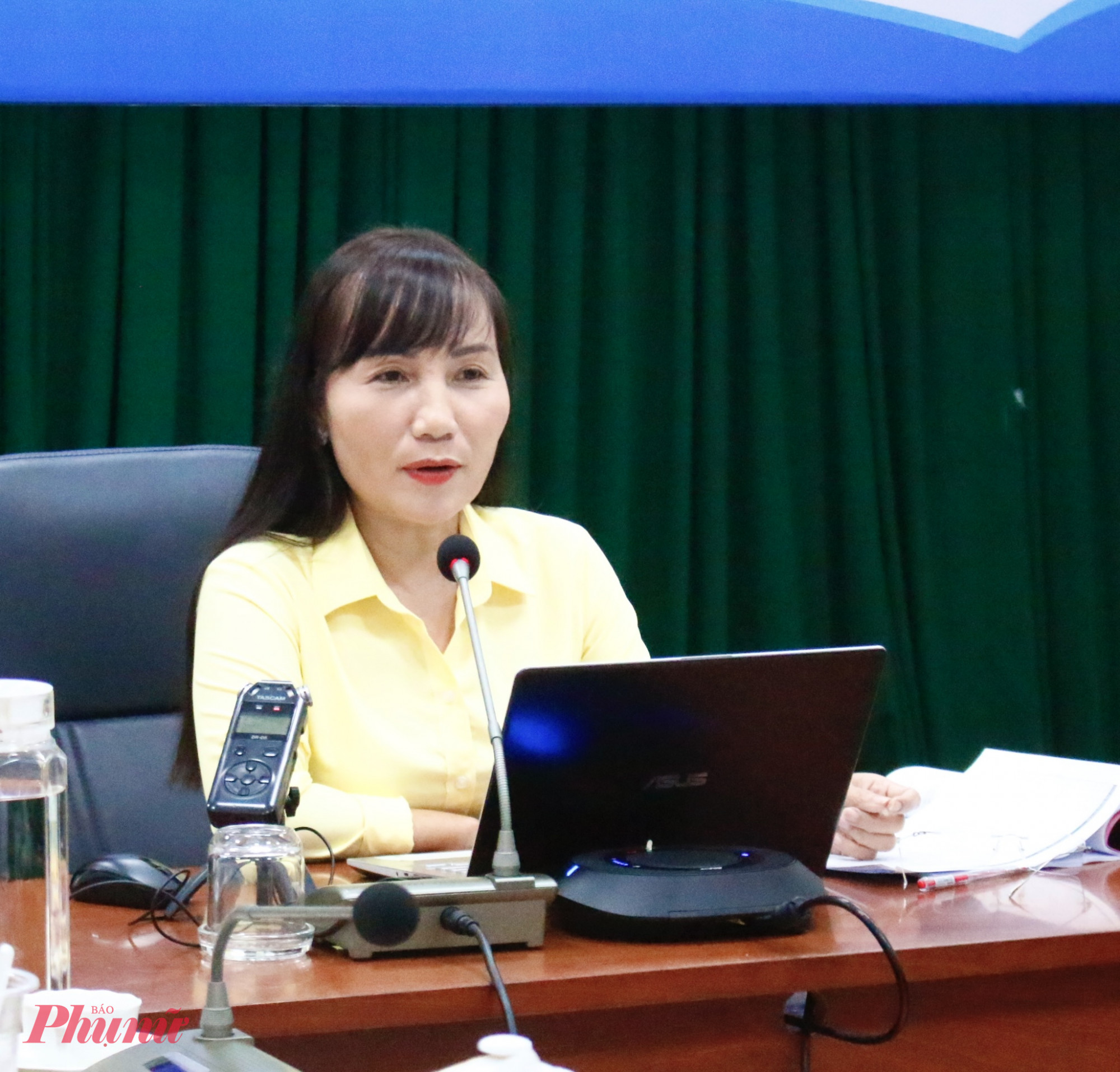 Phó chủ tịch Thường trực Hội LHPN TPHCM Trịnh Thị Thanh hướng dẫn, chì đạo tại hội nghị