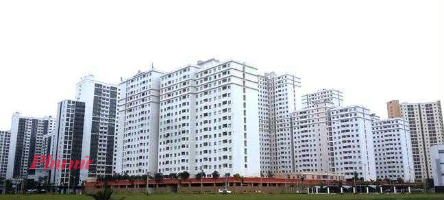 Hàng ngàn căn hộ tái định cư bỏ hoang bên kia sông Sài Gòn. Ảnh: Bích Trần