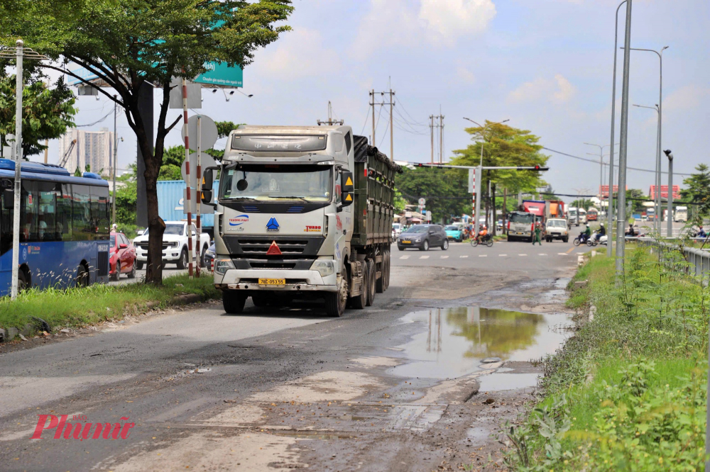 Những ngày qua, trời mưa liên tục các ổ voi đã đọng nước, tạo thành vũng lớn.