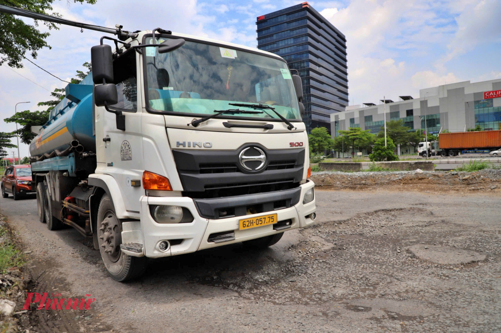 Không những mặt đường trong hầm, mặt đường Nguyễn Văn Linh (quanh hầm) cũng tồi tệ không kém.
