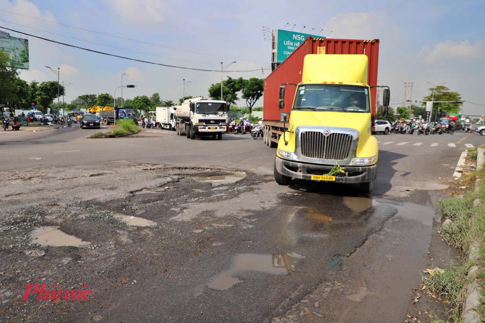 Chị Trần Thị Hồng (ngụ huyện Nhà Bè) chia sẻ: “Tuyến đường này là trục huyết mạch, xe cộ qua lại rất đông. Hầm chui mới đưa vào hoạt động tưởng sẽ giúp đi lại an toàn, thuận tiện hơn, nhưng nay đã hư hỏng khiến chúng tôi lo lắng, nhất là khi đi xe máy vào ban đêm.”