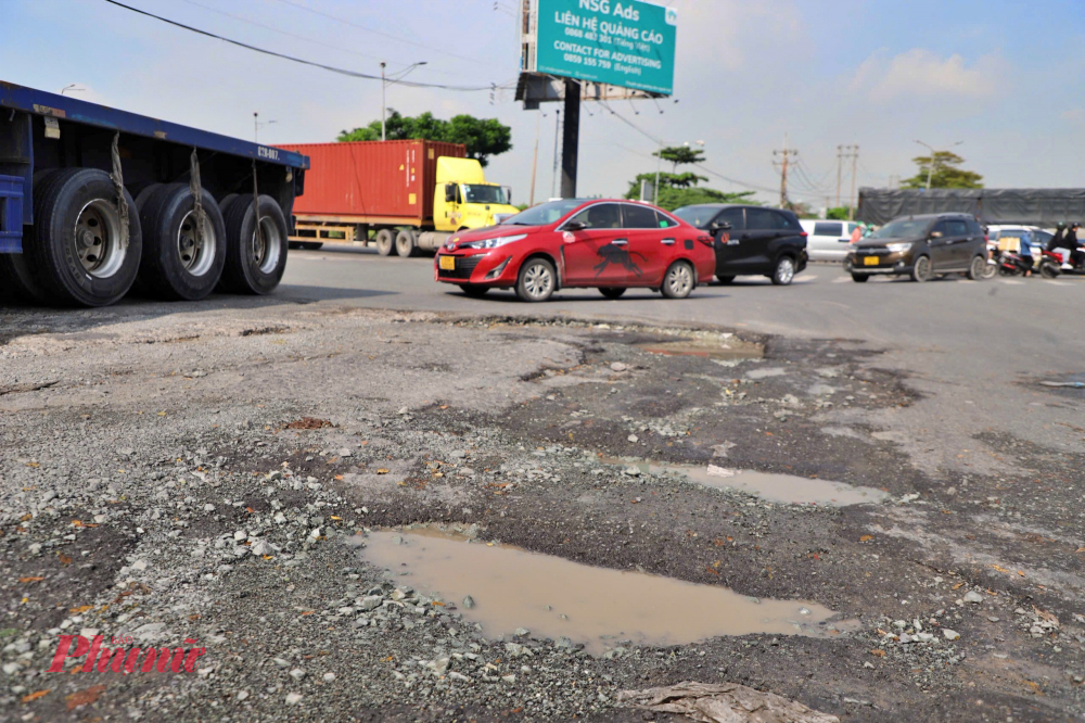 Sự xuống cấp bất thường của mặt đường hầm chui Nguyễn Văn Linh – Nguyễn Hữu Thọ đang khiến dư luận đặt nhiều nghi vấn về chất lượng thi công công trình.