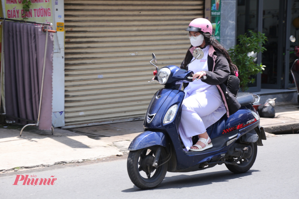 Một học sinh điều khiển xe máy dưới 50 phân khối trên đường về nhà. 