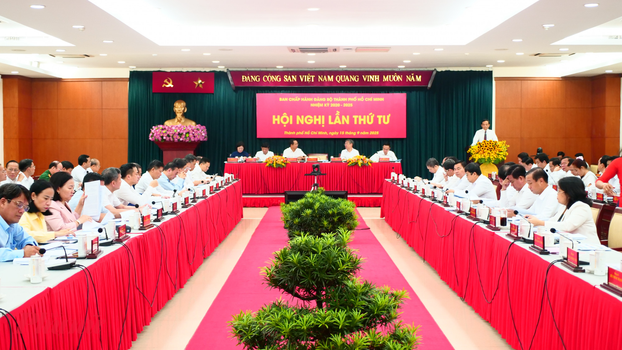  Hội nghị Ban Chấp hành Đảng bộ TPHCM lần thứ tư