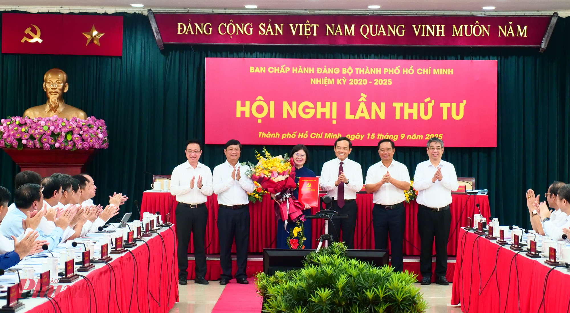 Lãnh đạo Thành ủy TPHCM trap quyết định và tặng hoa chúc mừng bà Văn Thị Bạch Tuyết nhận nhiệm vụ mới 