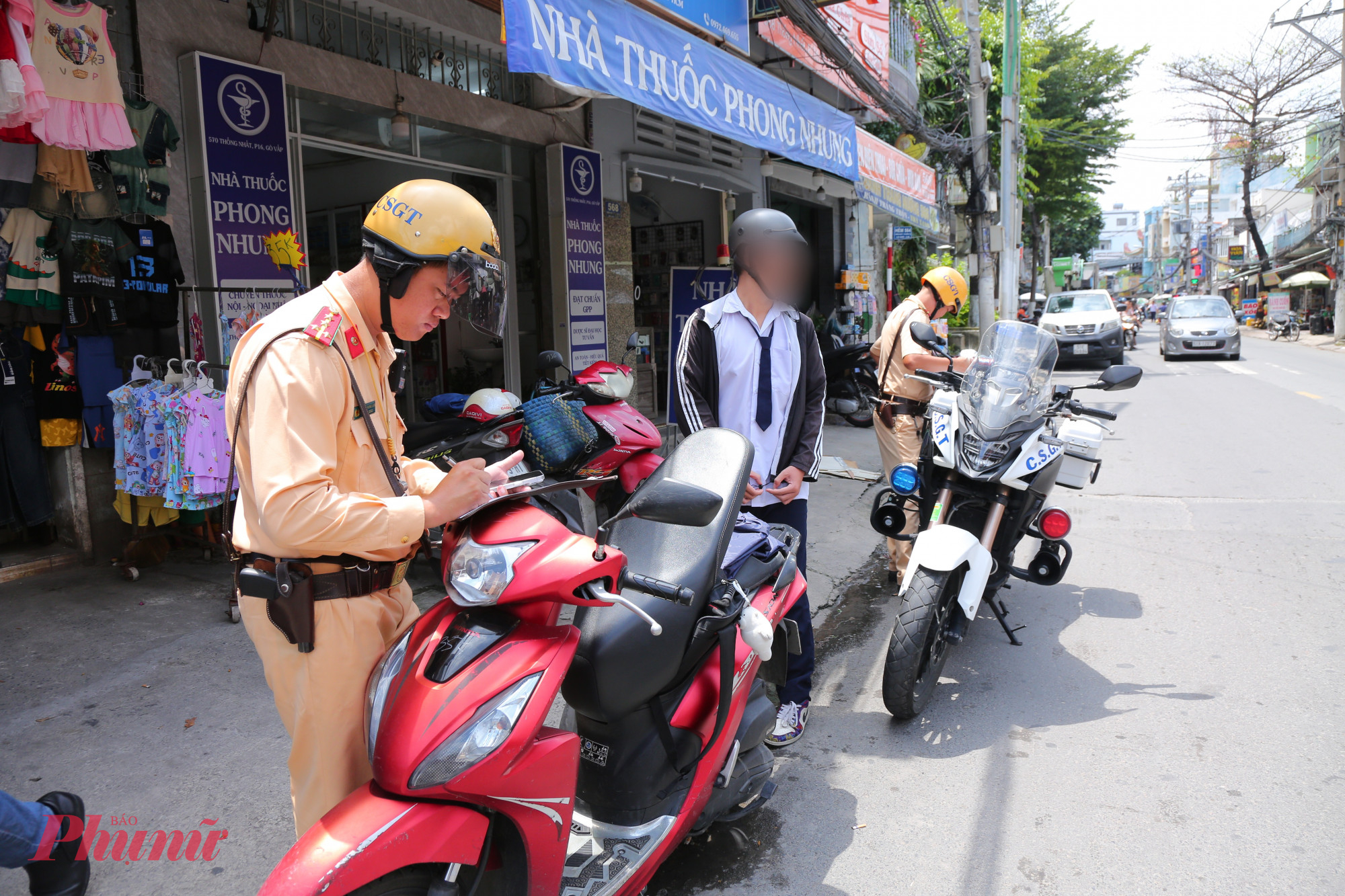nam sinh B.V.T.Y (SN 2008, ngụ quận Gò Vấp cũ), học tại 1 trường THPT cho biết, do gia đình đi làm nên phải chạy xe máy trường và bị lực lượng chức năng phát hiện, kiểm tra.