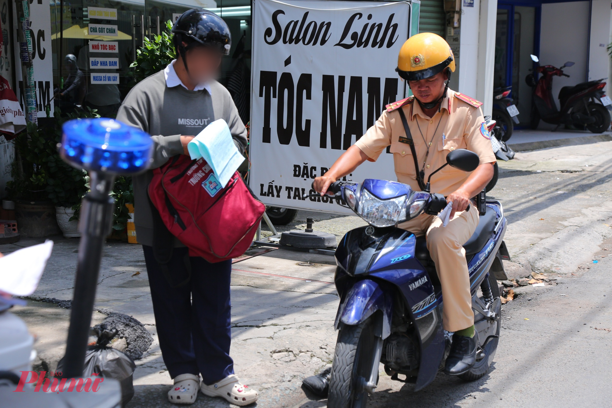 CSGT lái xe máy của nam sinh vi phạm về trụ sở để tạm giữ xe theo quy định. 