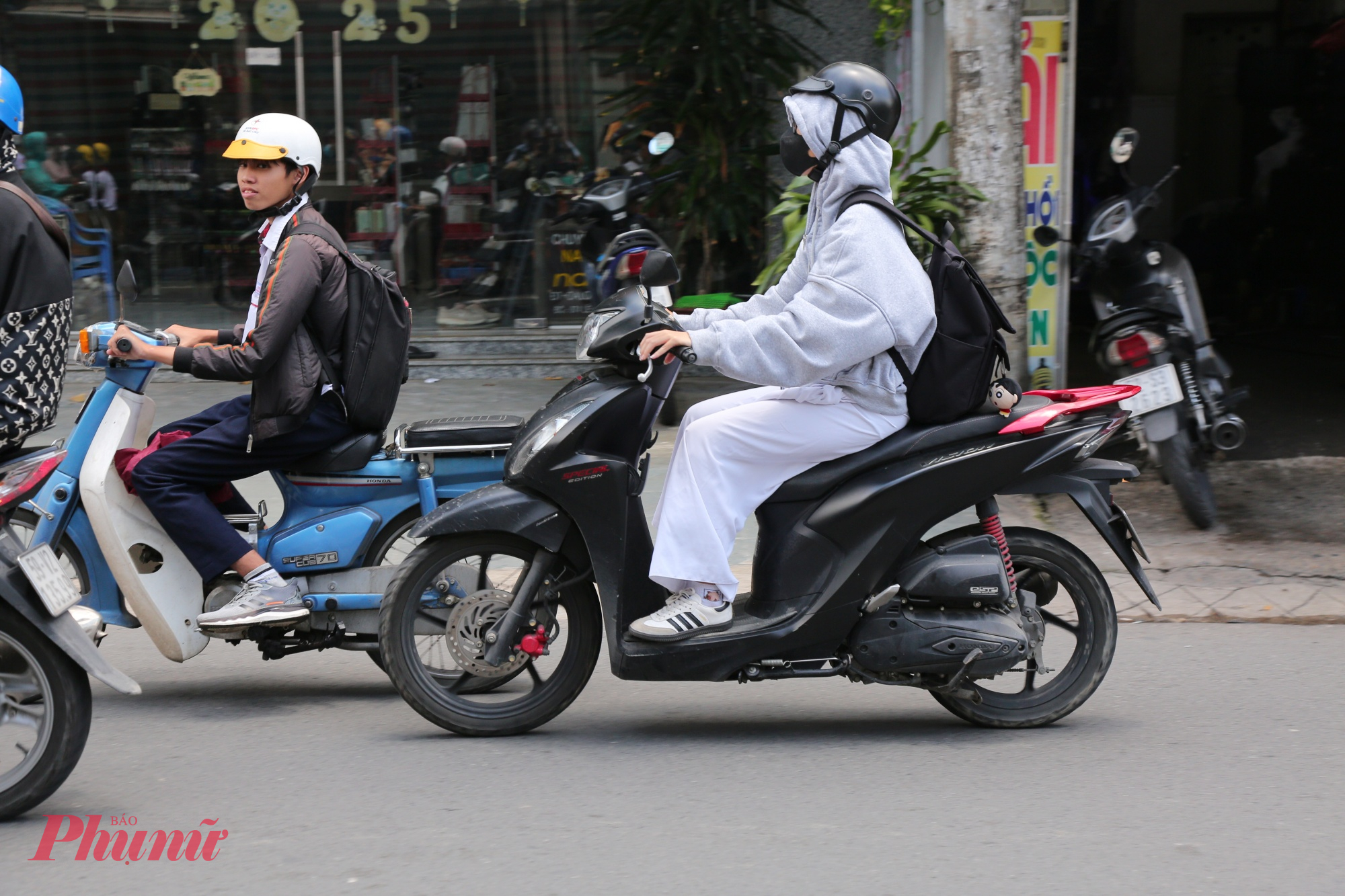 Trưa 15/9, Đội Cảnh sát giao thông (CSGT) Hàng Xanh thuộc Phòng CSGT (PC08) Công an TPHCM đã ra quân kiểm tra, xử lý tình trạng học sinh sử dụng xe máy đến trường khi chưa đủ tuổi, không có giấy phép lái xe.