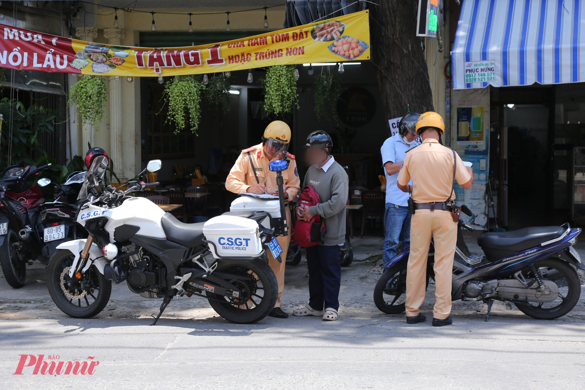  Lực lượng CSGT đã tập trung tại các tuyến đường quanh khu vực có nhiều trường THPT, THCS như Lê Đức Thọ, Thống Nhất,... Trong hơn 1 tiếng đồng hồ, nhiều trường hợp học sinh điều khiển xe gắn máy phân khối trên 50cc đang đi học về đã bị dừng xe kiểm tra. 