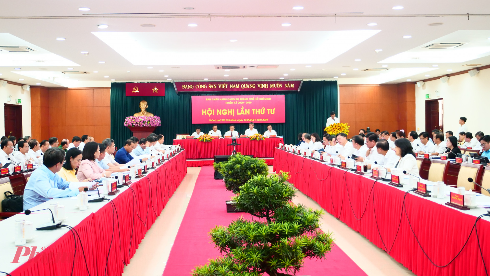 Bí thư Trần Lưu Quang: Tập trung hành động, phấn đấu tăng trưởng cao nhất Qaung cảnh hội nghị