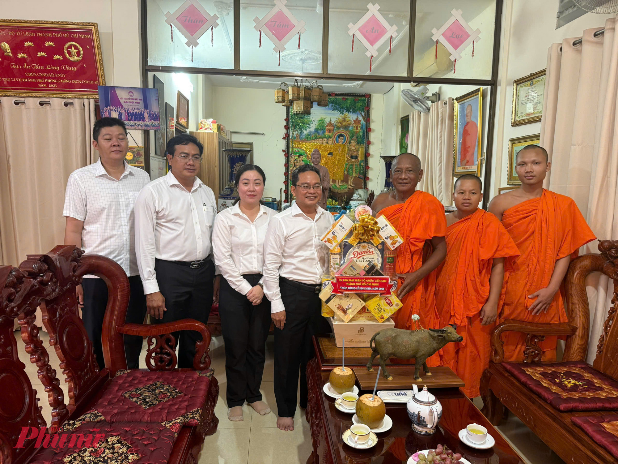 Ông Phạm Minh Tuấn - Phó Chủ tịch Ủy ban MTTQ Việt Nam TPHCM - đến thăm, chúc mừng lễ Sen Dolta tại Chùa Chantarangsay - Ảnh: M.Hoàng