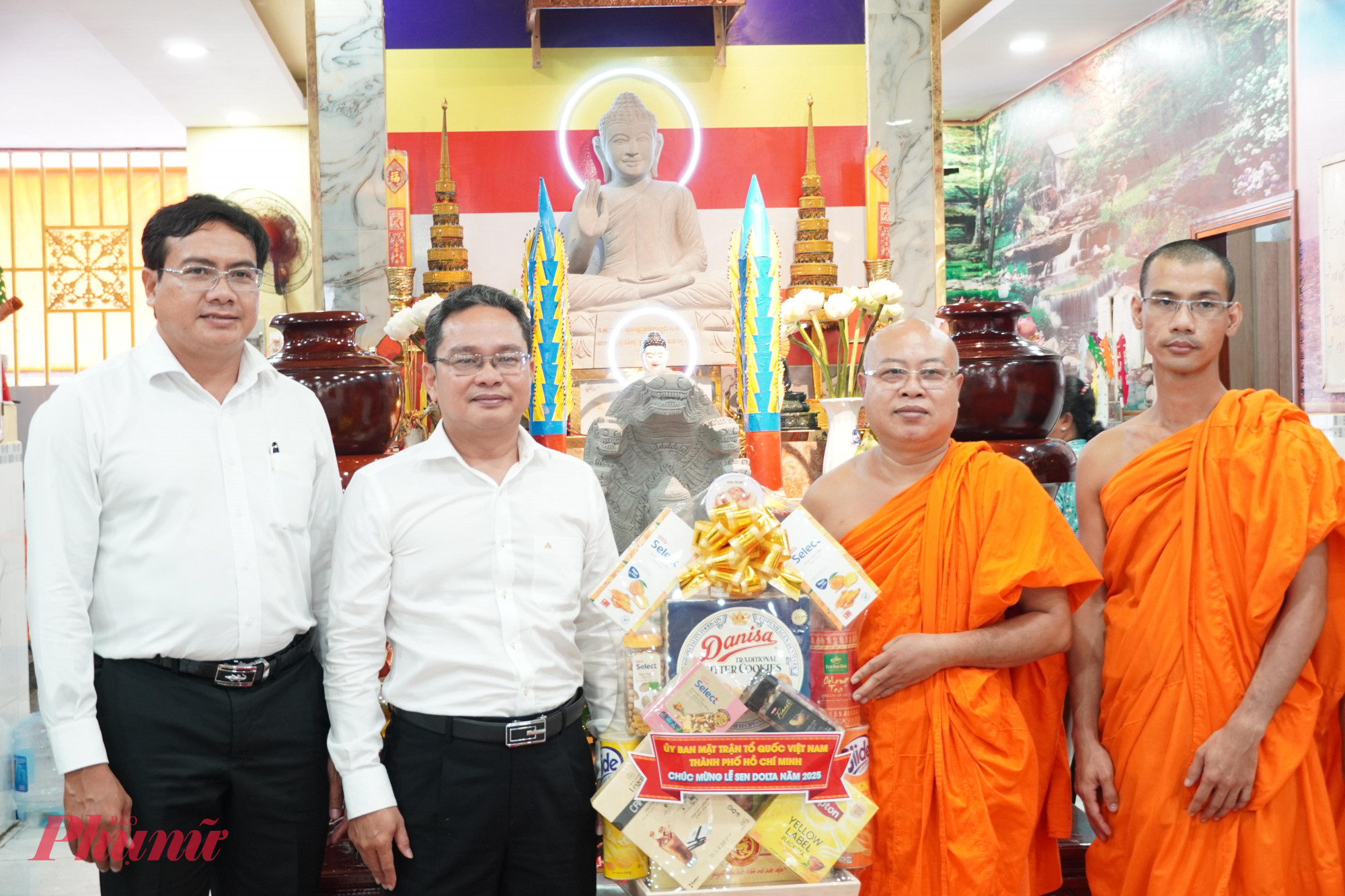 Đoàn công tác Ủy ban MTTQ Việt Nam TPHCM - đến thăm, tặng quà, chúc mừng lễ Sen Dolta  tại Tại chùa Pothiwong.