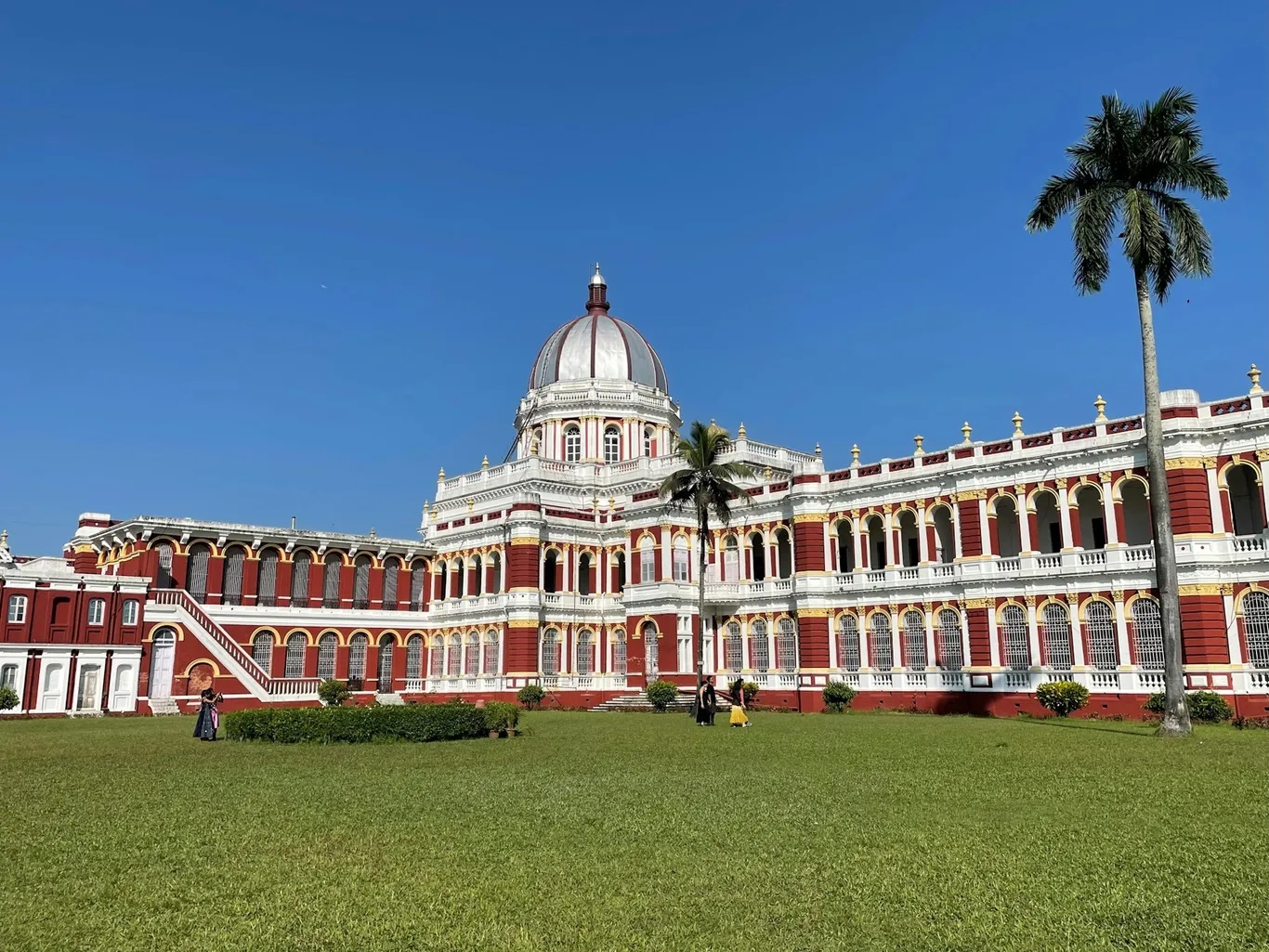Cung điện Cooch Behar bang Tây Bengal là sự pha trộn giữa kiến trúc Ấn Độ và Ý. Với diện tích gần 4.600 m2 và 50 phòng, Cooch Behar là nơi từng diễn ra cuộc sống của cung đình. 