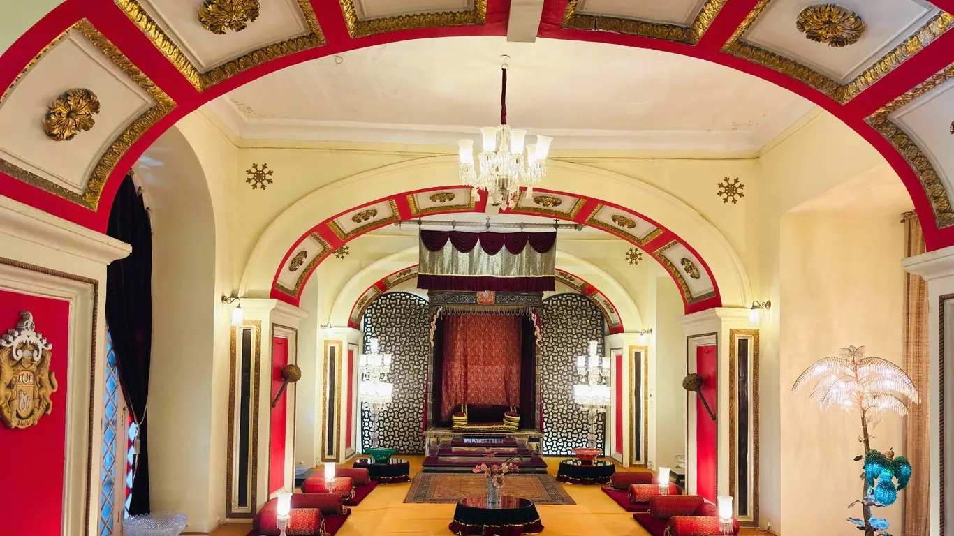 Cung điện Jai Vilas, Gwalior bang Madhya Pradesh mang phong cách Ý với những hàng cột lớn, những bức tường tam giác cổ điển và những sảnh lát đá cẩm thạch vô tận. Sảnh Durbar có với trần nhà dát vàng lá, tường ốp gương và hai chiếc đèn chùm khổng lồ - mỗi chiếc nặng gần 3,5 tấn. 