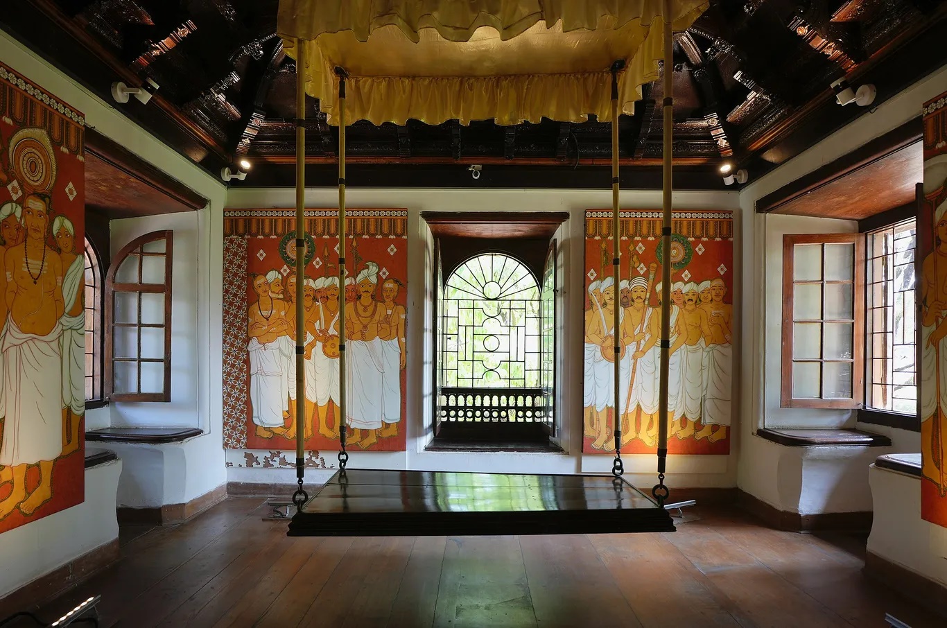 Cung điện Mattancherry, Kochi bang Kerala  được người Bồ Đào Nha tặng vào năm 1555 và người Hà Lan trùng tu sau đó. Ngày nay, cung điện là bảo tàng trưng bày nhiều hiện vật quý giá liên quan đến triều đại Kochi như: ngai vàng, xe kiệu, vũ khí, trang phục hoàng gia, chân dung của các vị vua... Ở đây có các bức tranh tường tinh xảo phủ kín các bức tường trải dài dọc theo những hành lang hẹp.