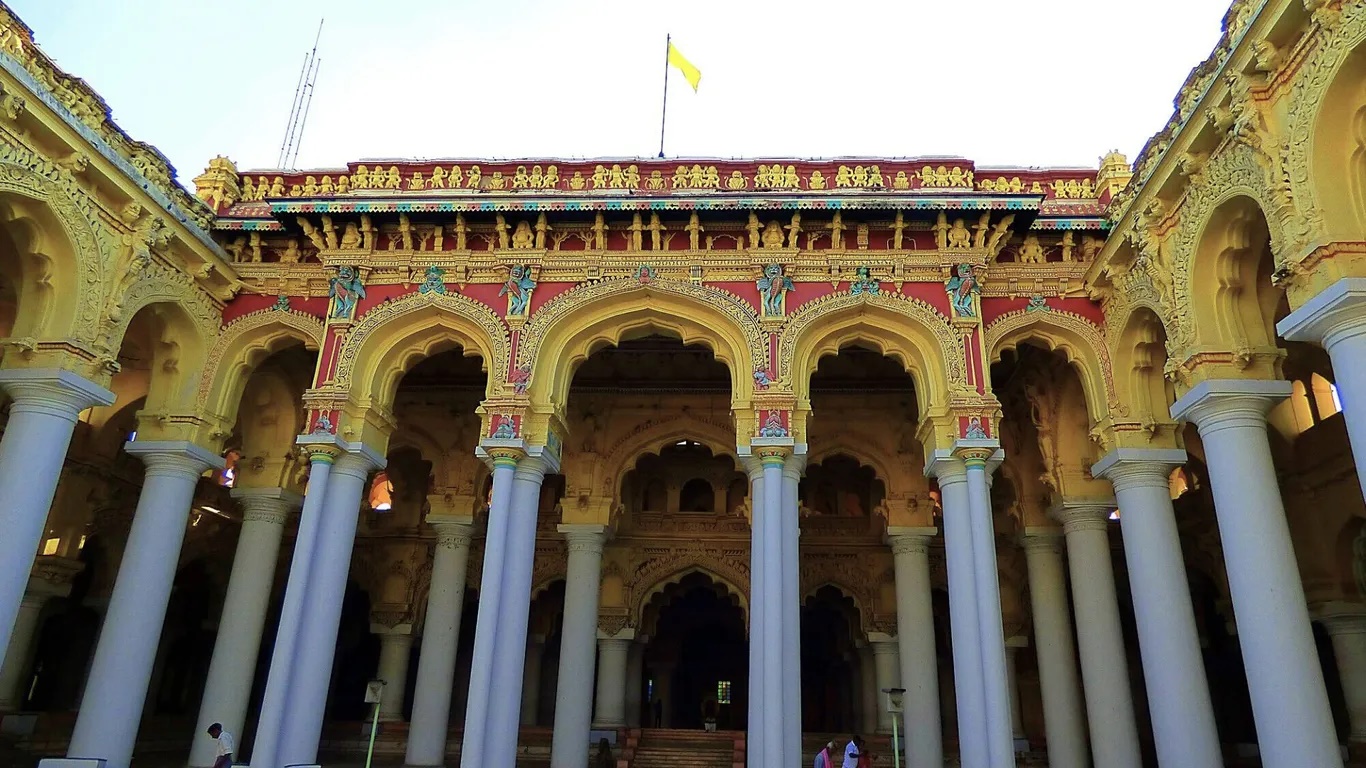 Cung điện Thirumalai Nayakkar Mahal, Madurai bang Tamil Nadu có những cây cột cao vút như thể vươn tới bầu trời. Được xây vào năm 1636 bởi vua Thirumalai Nayak, cung điện kết hợp phong cách kiến trúc bản địa và Hồi giáo với những mái vòm và phù điêu lấp lánh dưới ánh mặt trời.