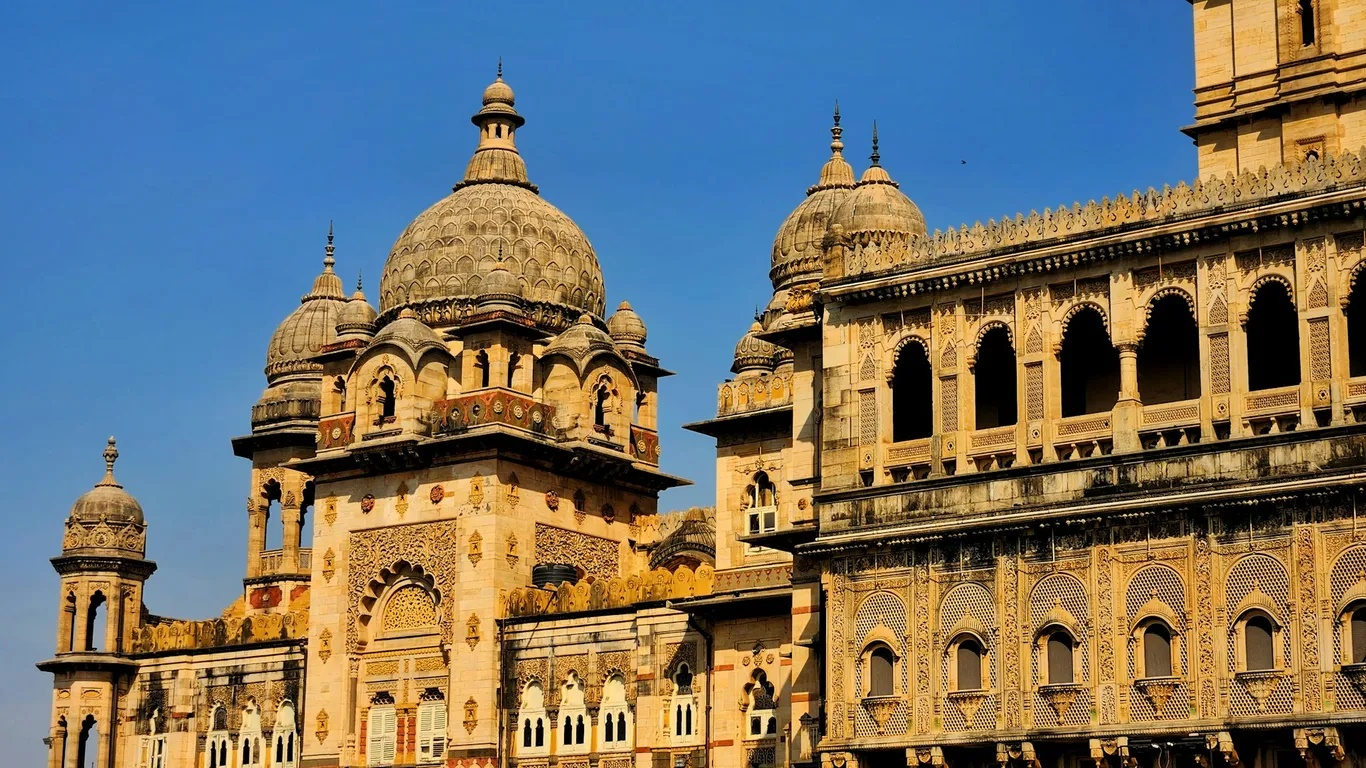 Cung điện Lakshmi Vilas, Vadodara bang Gujarat rộng 220ha và được cho là rộng gấp 4 lần cung điện Buckingham của Anh. Lakshmi Vilas có mái vòm hình củ hành, tháp canh, ban công dát vàng, kính màu của Bỉ cùng bộ sưu tập tranh Raja Ravi Varma độc đáo. Ngày nay, dòng họ Gaekwad (gia tộc hoàng gia nổi tiếng và giàu có nhất trong lịch sử Ấn Độ) vẫn tiếp tục sống ở đây. 