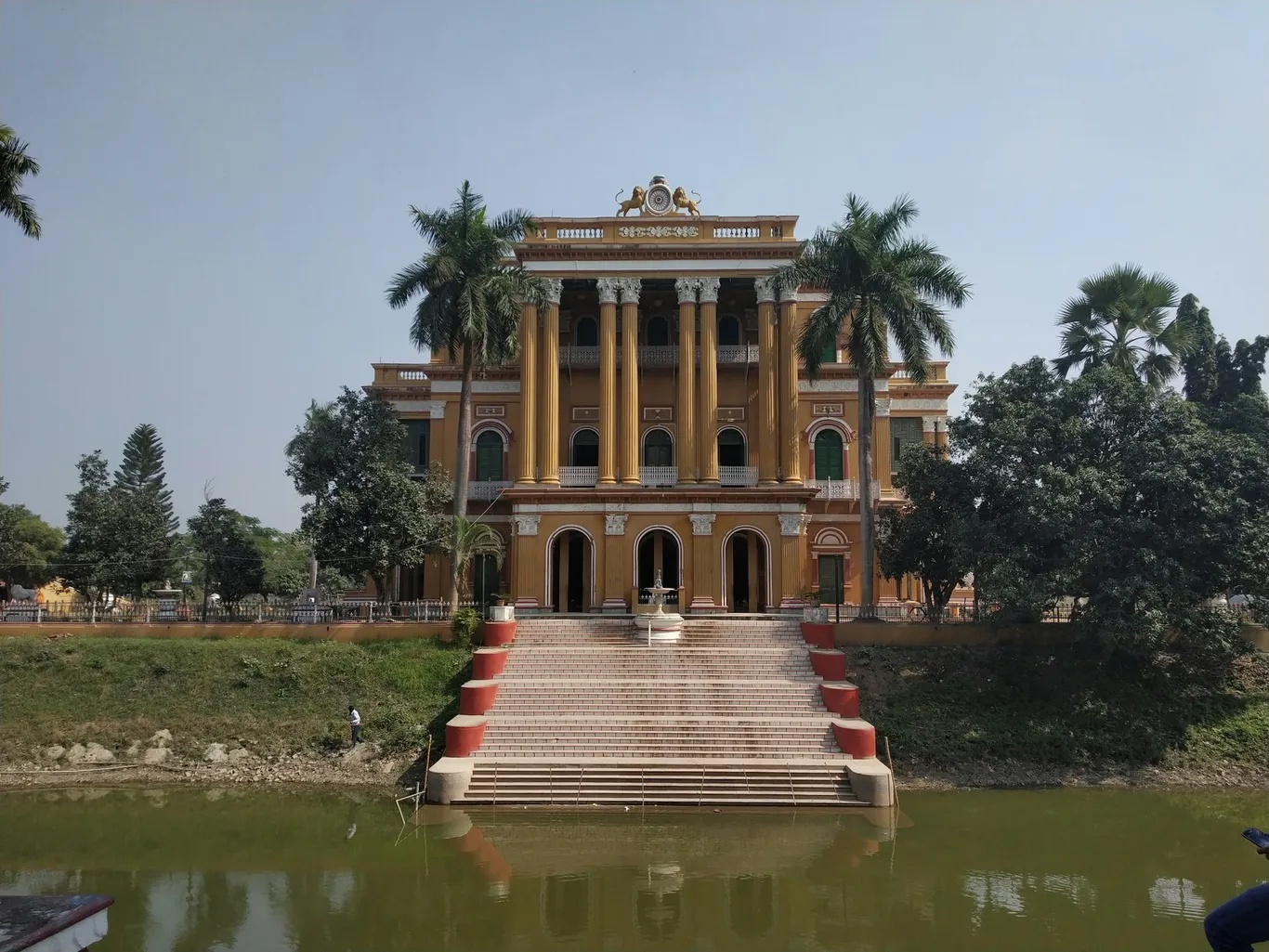 Cung điện Hazarduari, Murshidabad bang Tây Bengal là cung điện ngàn cửa. với 900 cái cửa thật và 100 cửa giả để đánh lừa kẻ xâm nhập. Trong sảnh Durbar tráng lệ có một chiếc đèn chùm từng chứa 1.001 ngọn nến và ngày nay có 96 bóng đèn tỏa sáng. Đèn này được cho là lớn thứ 2 thế giới sau chiếc đèn chùm ở cung điện Buckingham, Anh.