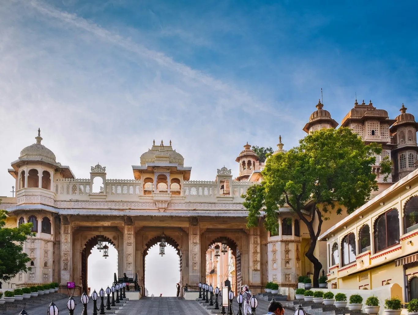 City Palace, Udaipur bang Rajasthan là một quần thể khổng lồ, được xây năm 1559 trên một ngọn đồi và mở rộng qua gần 400 năm. City Palace được xây chủ yếu bằng đá granite và đá cẩm thạch, kết hợp kiến trúc Ấn Độ, châu Âu và Trung Quốc. Từ những ô cửa sổ, bạn có thể ngắm hồ Pichola lấp lánh dưới nắng mặt trời; hay leo lên sân thượng để nhìn những ngọn đồi uốn lượn quanh hồ. Đặc biệt, cung điện có căn phòng hoàn toàn bằng gương tạo nên một hiệu ứng ánh sáng huyền ảo.
