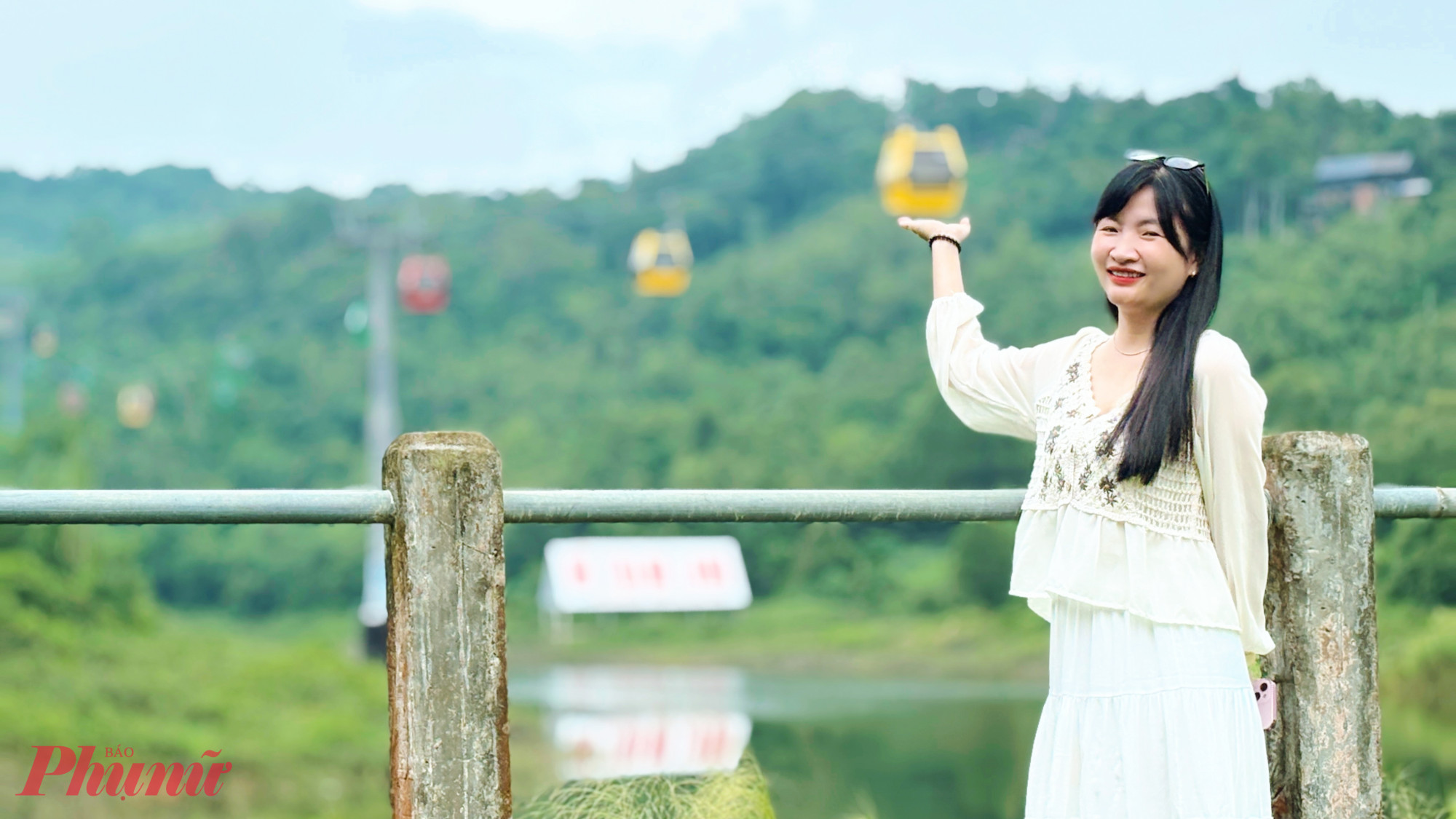 Chị Mai Thị Như Ngọc (35 tuổi, ngụ phường Rạch Giá, tỉnh An Giang) chia sẻ: “Ấn tượng đầu tiên của tôi chính là vị trí. Một bên là hồ, một bên là núi, ngay trước mắt lại có cáp treo. Ít nơi nào ở miền Tây có cảnh quan vừa hùng vĩ, vừa gần gũi thế này. Đến đây cảm thấy cuộc sống nhẹ nhàng hơn, quên đi nhịp sống bận rộn nơi phố thị để được hòa mình vào thiên nhiên.”