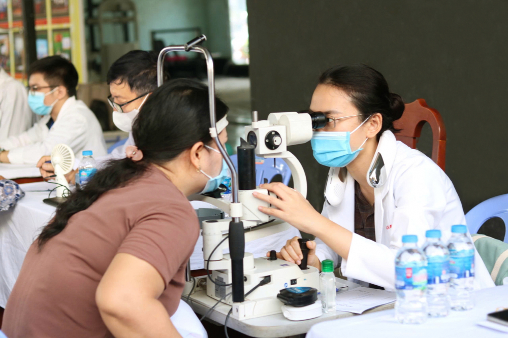 Bệnh viện Đa khoa Quốc Ánh phối hợp với Ủy ban MTTQ Việt Nam phường Tân Tạo, TPHCM khám bệnh miễn phí cho người dân vào ngày 9/8 ẢNH: MẪN NHI