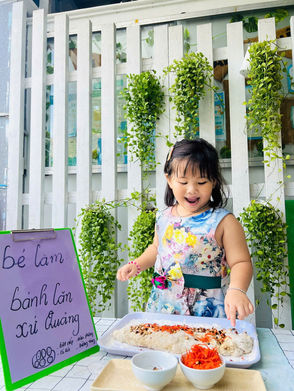 Cô bé háo hức với công đoạn nhào bánh lăn - Ảnh do tác giả cung cấp
