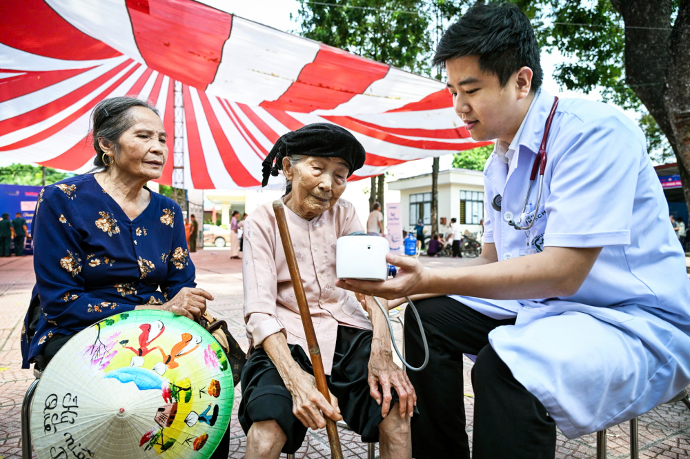 Khám sức khỏe tổng quát cho người dân xã đảo Minh Châu, TP Hà Nội - Ảnh: Trần Bách