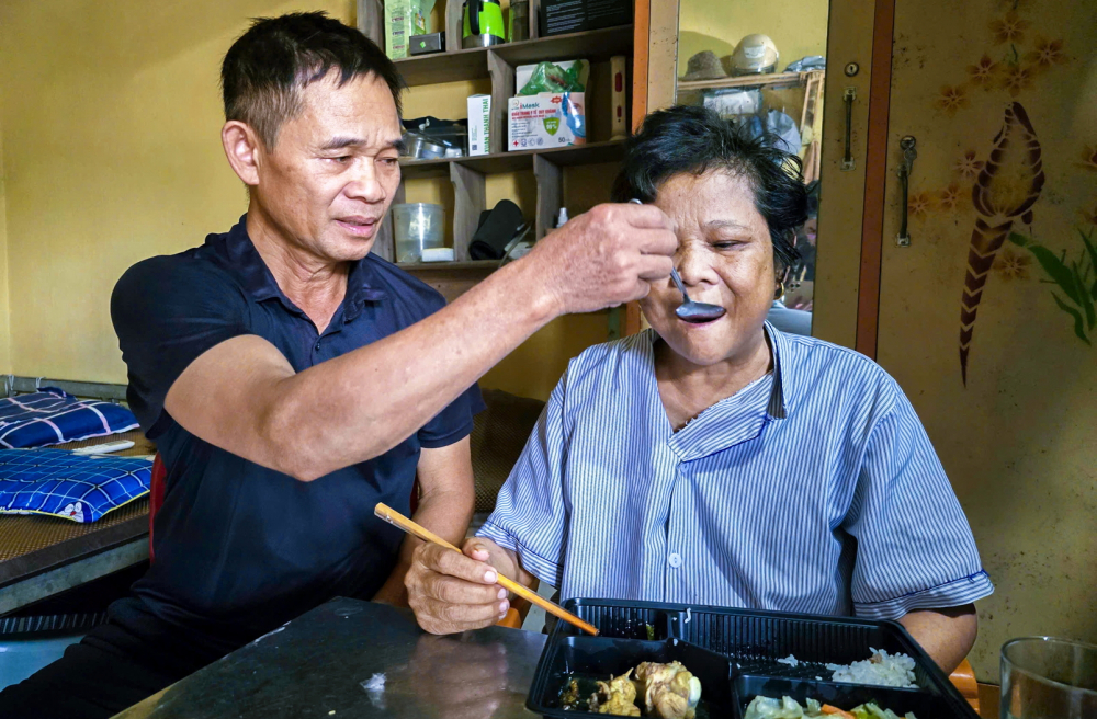 Ông Nguyễn Văn Triển bỏ nhà đi ở trọ để chăm sóc vợ suốt 10 năm qua