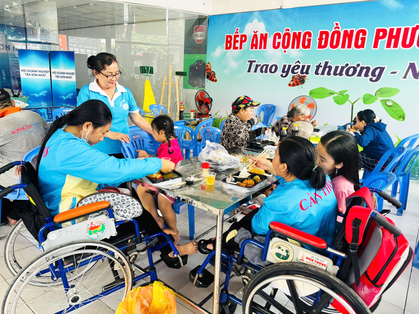 Đông đảo người dân đến dùng bữa miễn phí tại bếp ăn cộng đồng