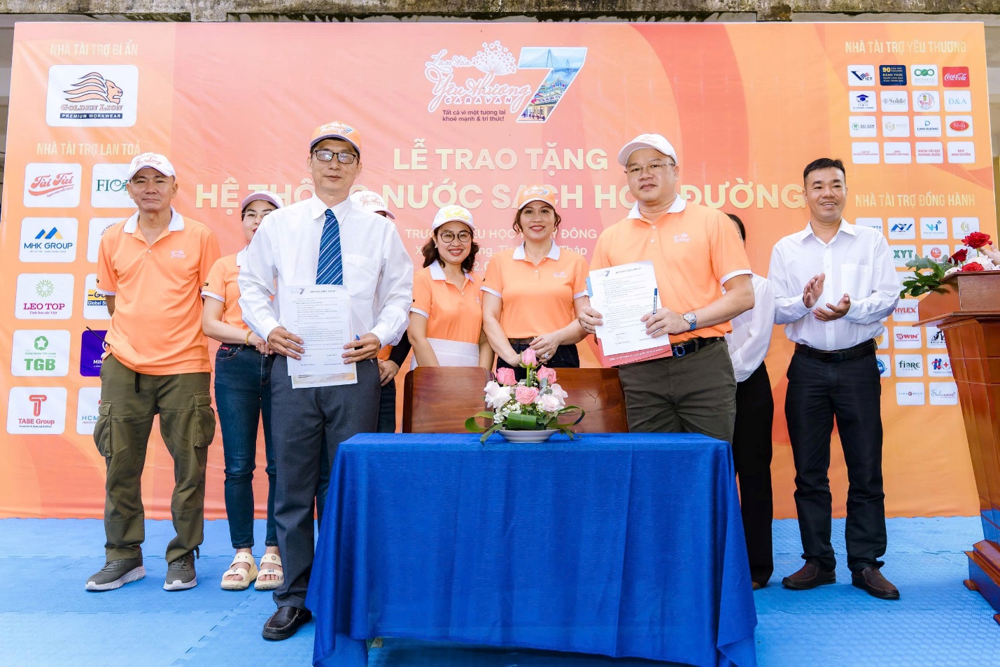 Đoàn trao tặng hệ thống nước sạch tại Đồng Tháp - Ảnh: Hoàng Thùy