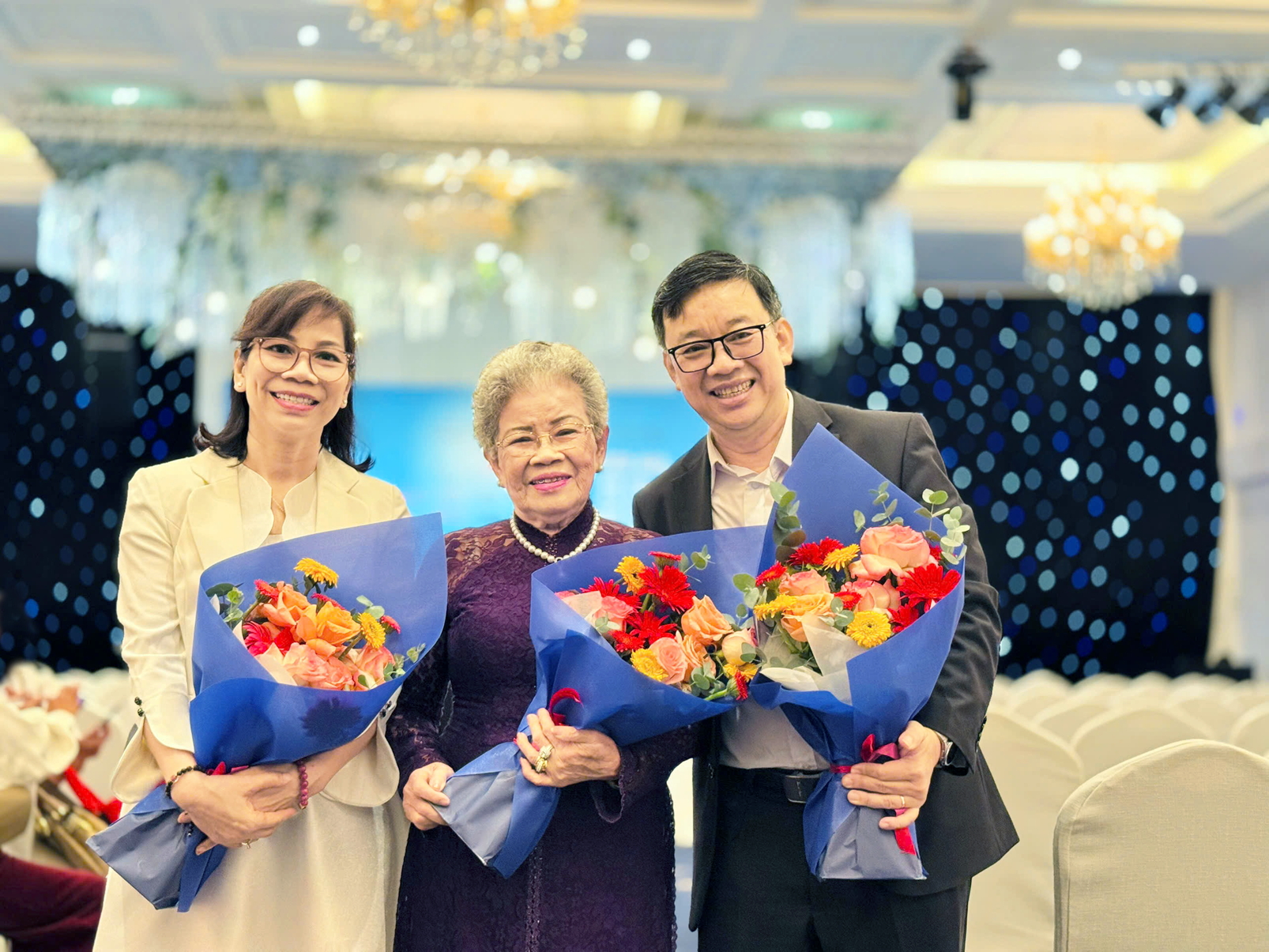 Doanh nhân Nguyễn Thanh Tùng  bên mẹ ruột và vợ - ẢNH: THÀNH LÂM